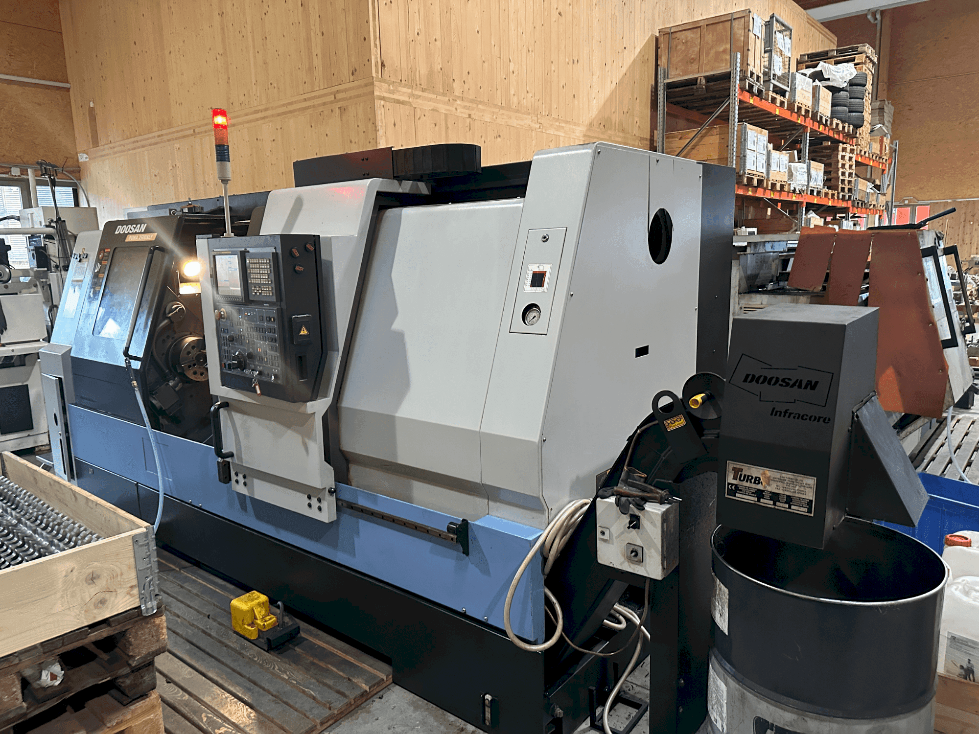 Vooraanzicht van DOOSAN Puma 2500XLY machine