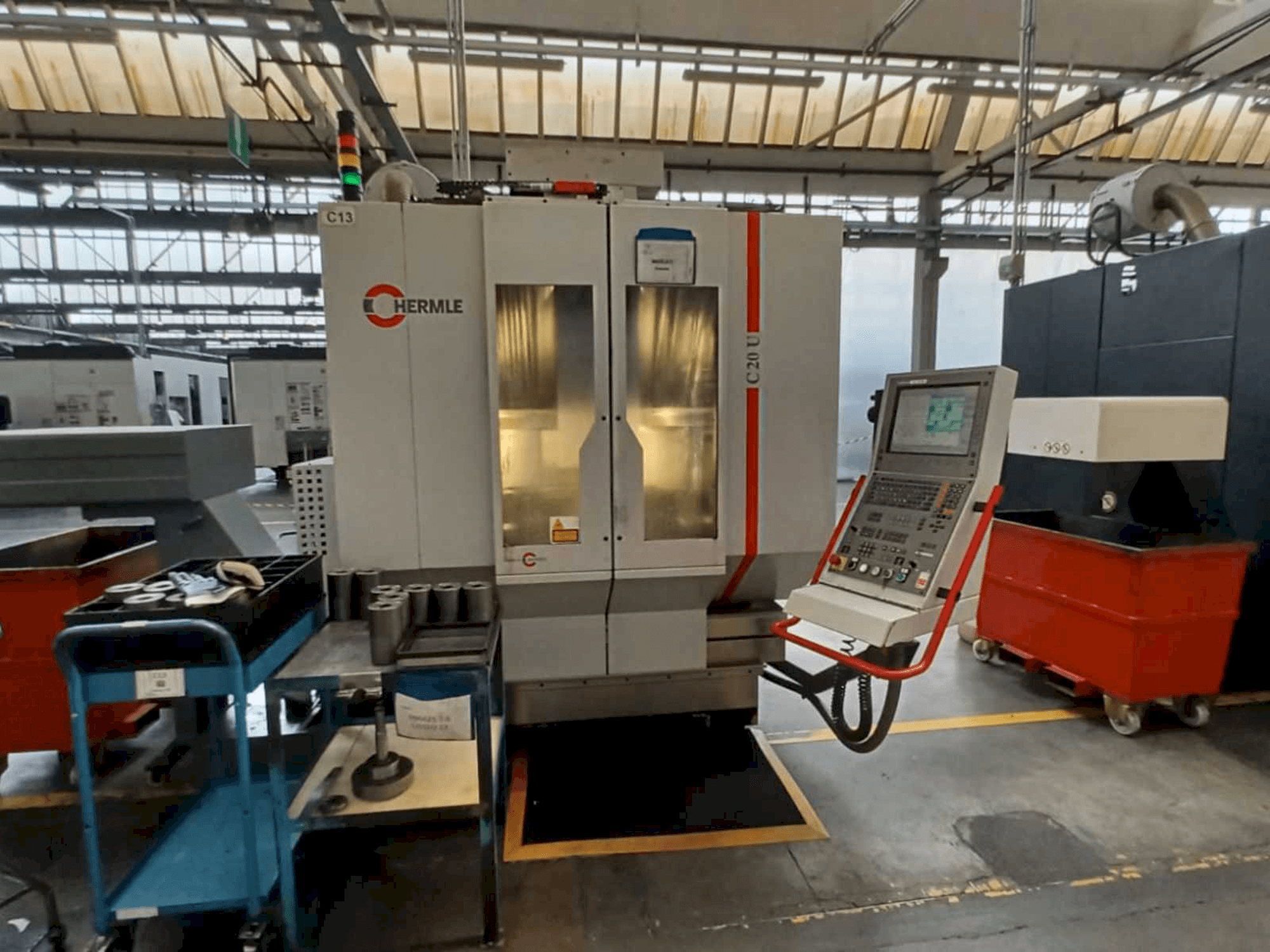 Vooraanzicht van HERMLE C20U machine