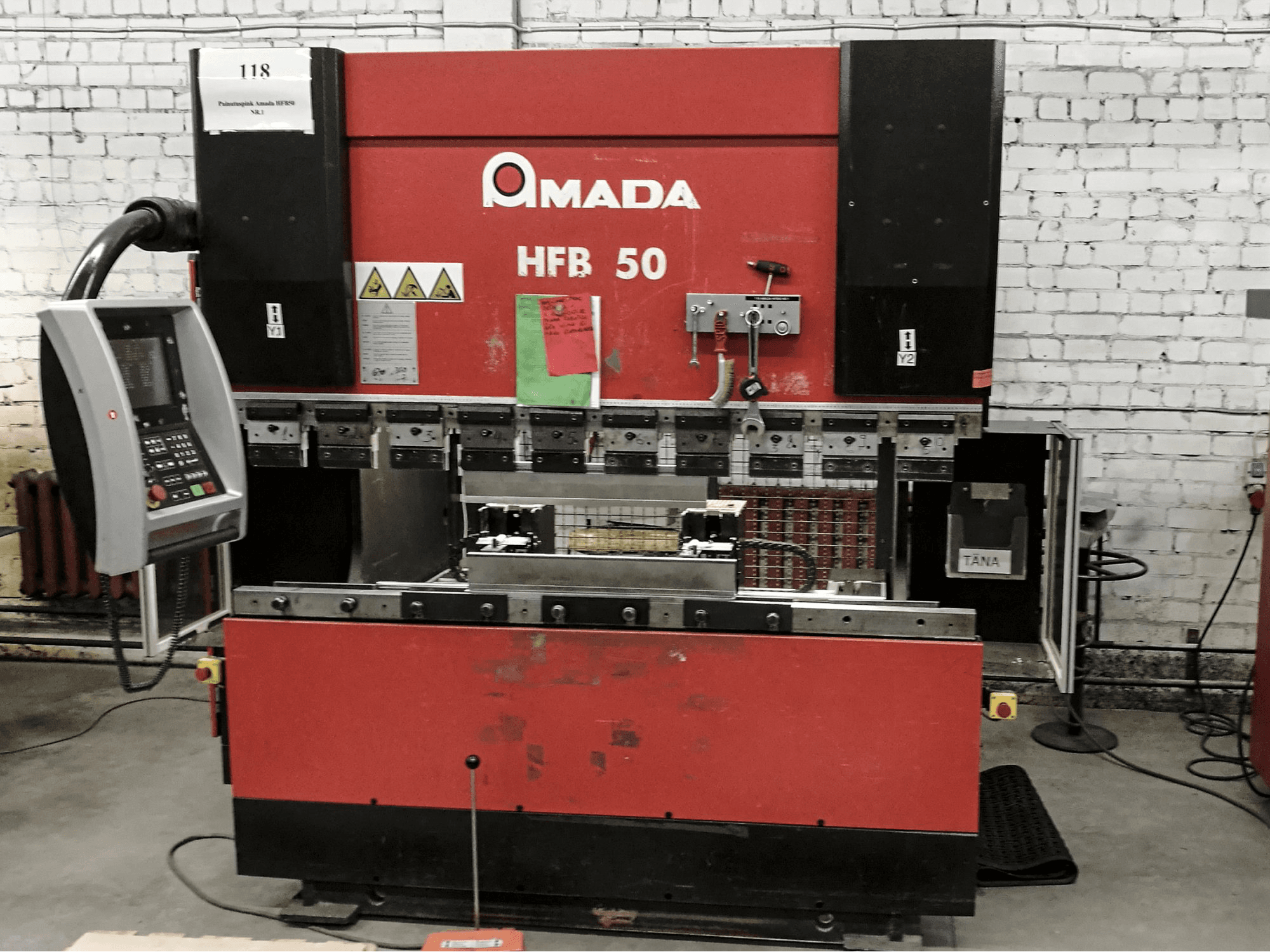 Vooraanzicht van AMADA HFB 50 machine
