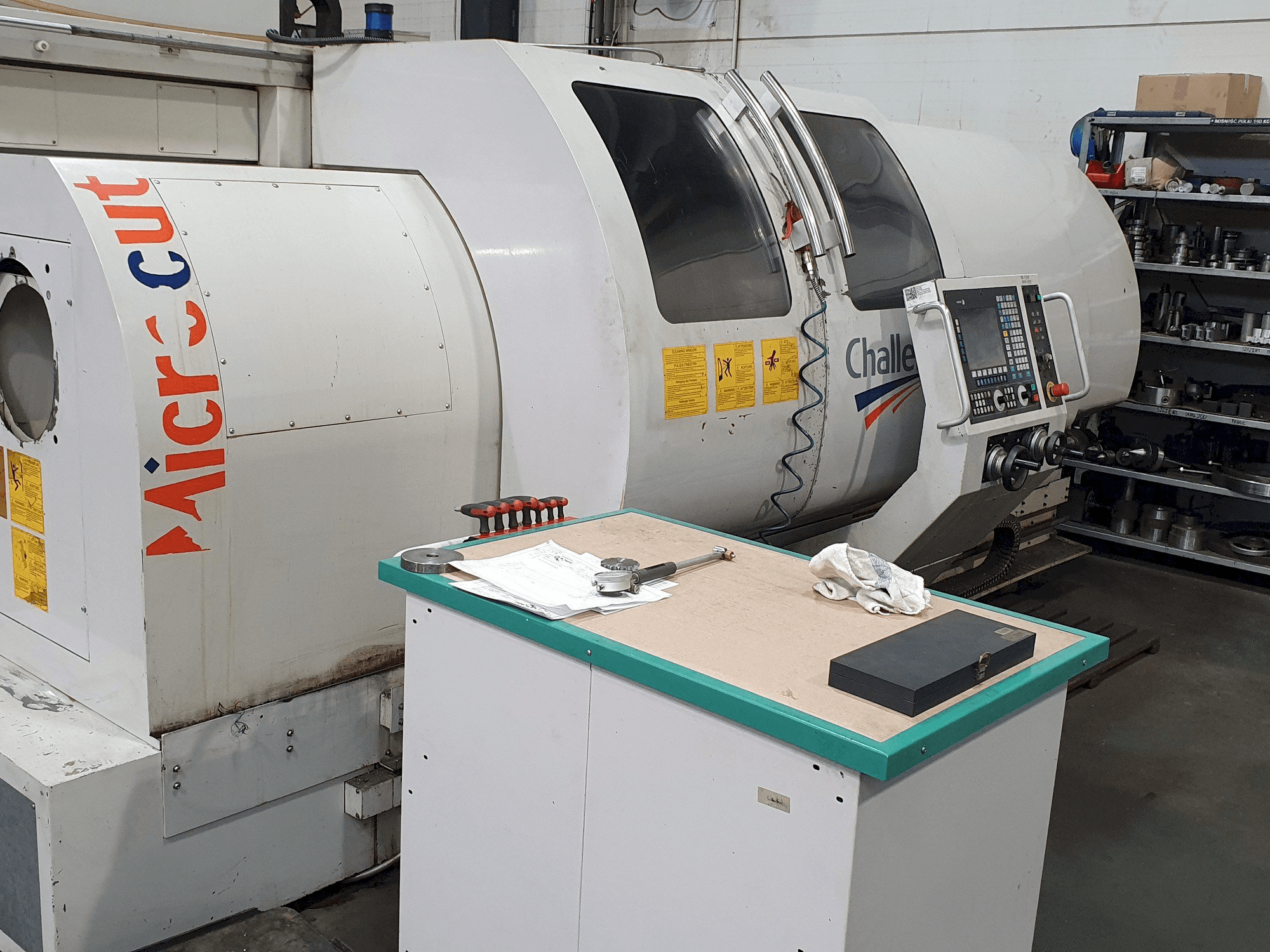 Vooraanzicht van MICROCUT BNC-2280X machine