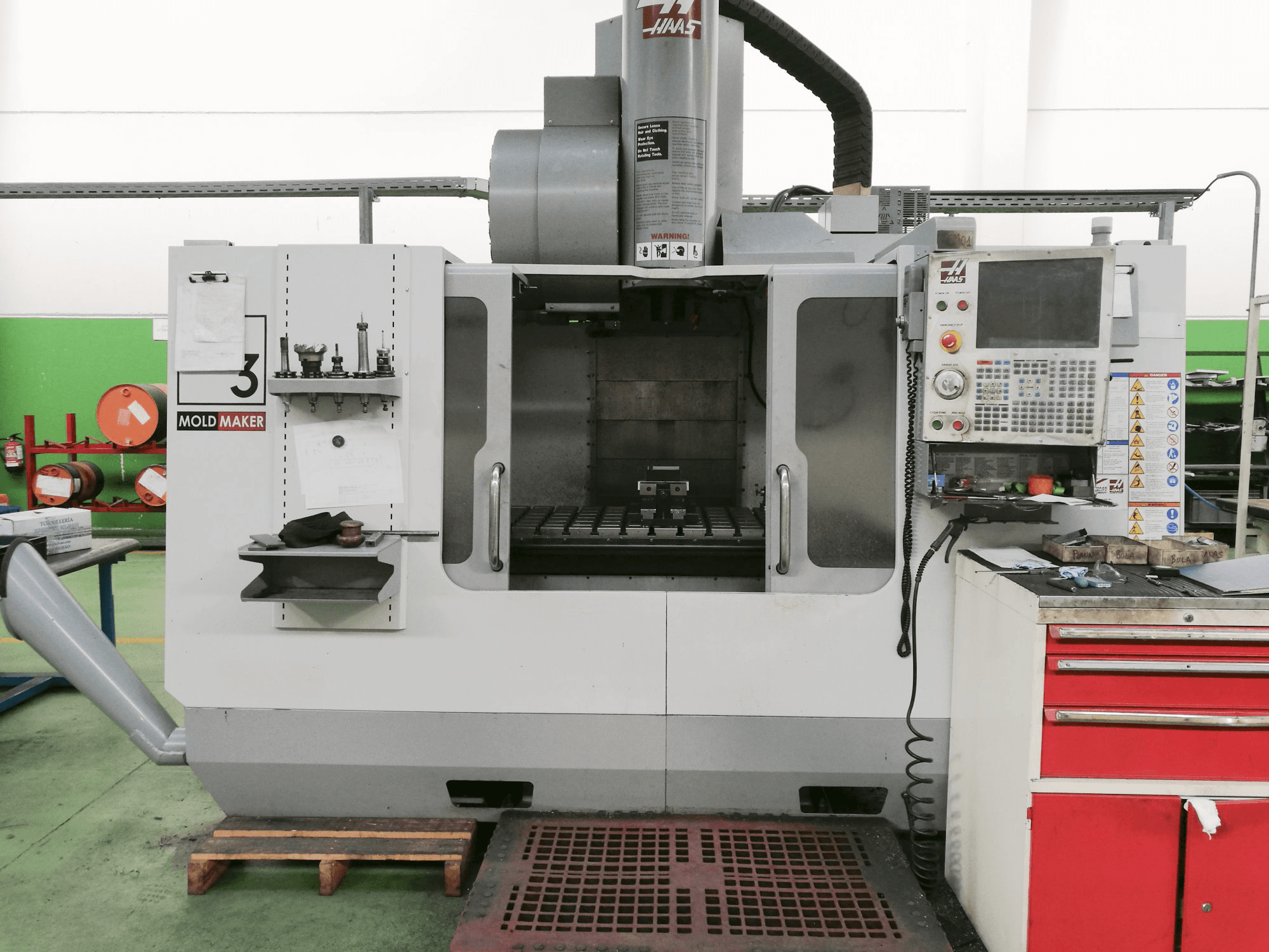 Vooraanzicht van HAAS VM-3HE machine