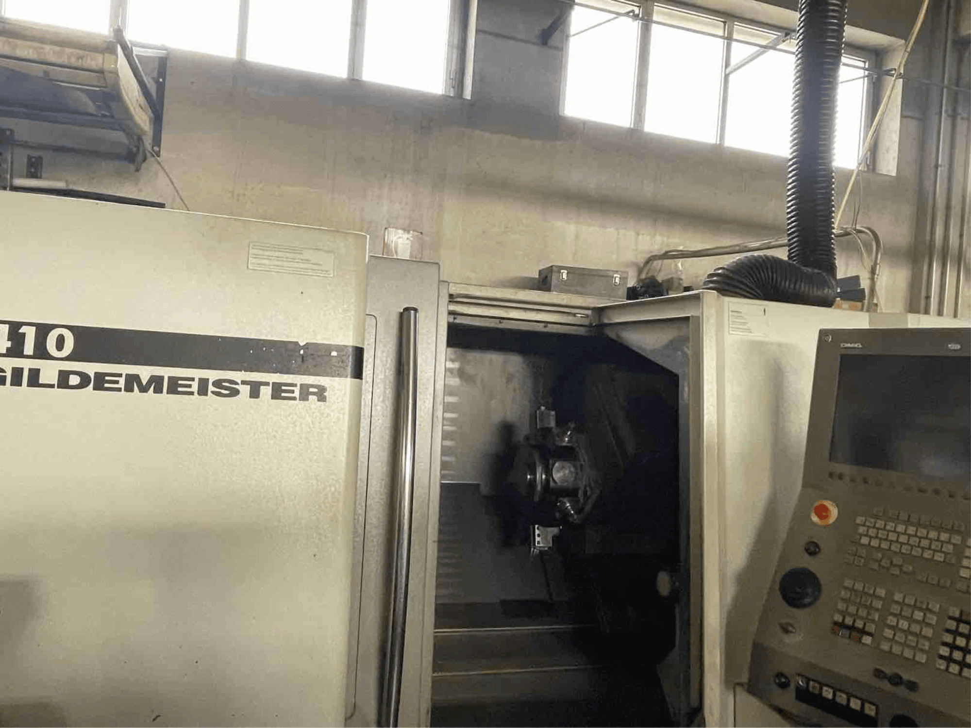 DMG CTX410 horizontale draaimachine, vooraanzicht, met bedieningspaneel en zichtbare bewerkingsonderdelen binnenin.