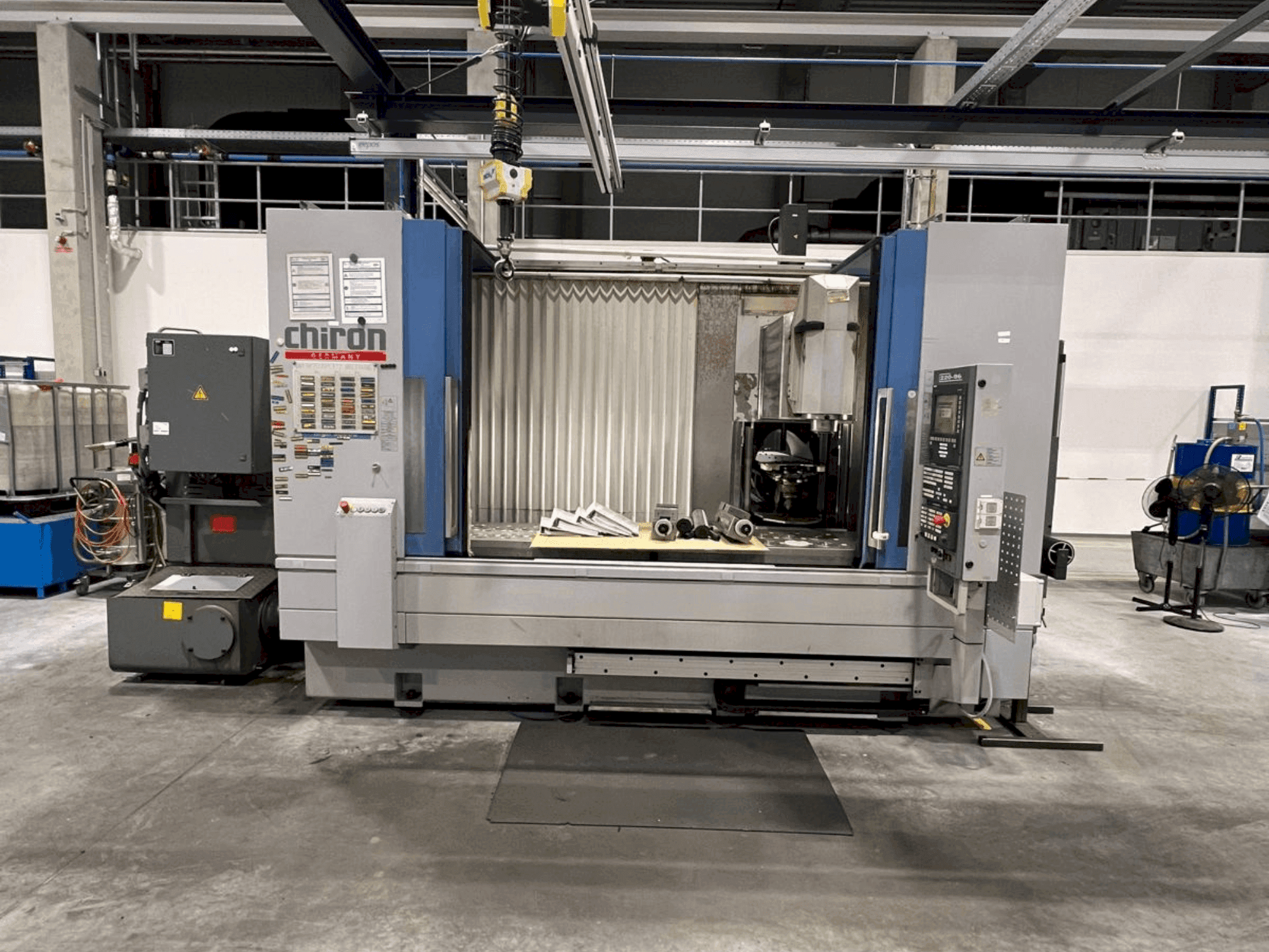 Vooraanzicht van CHIRON Mill 2000 machine