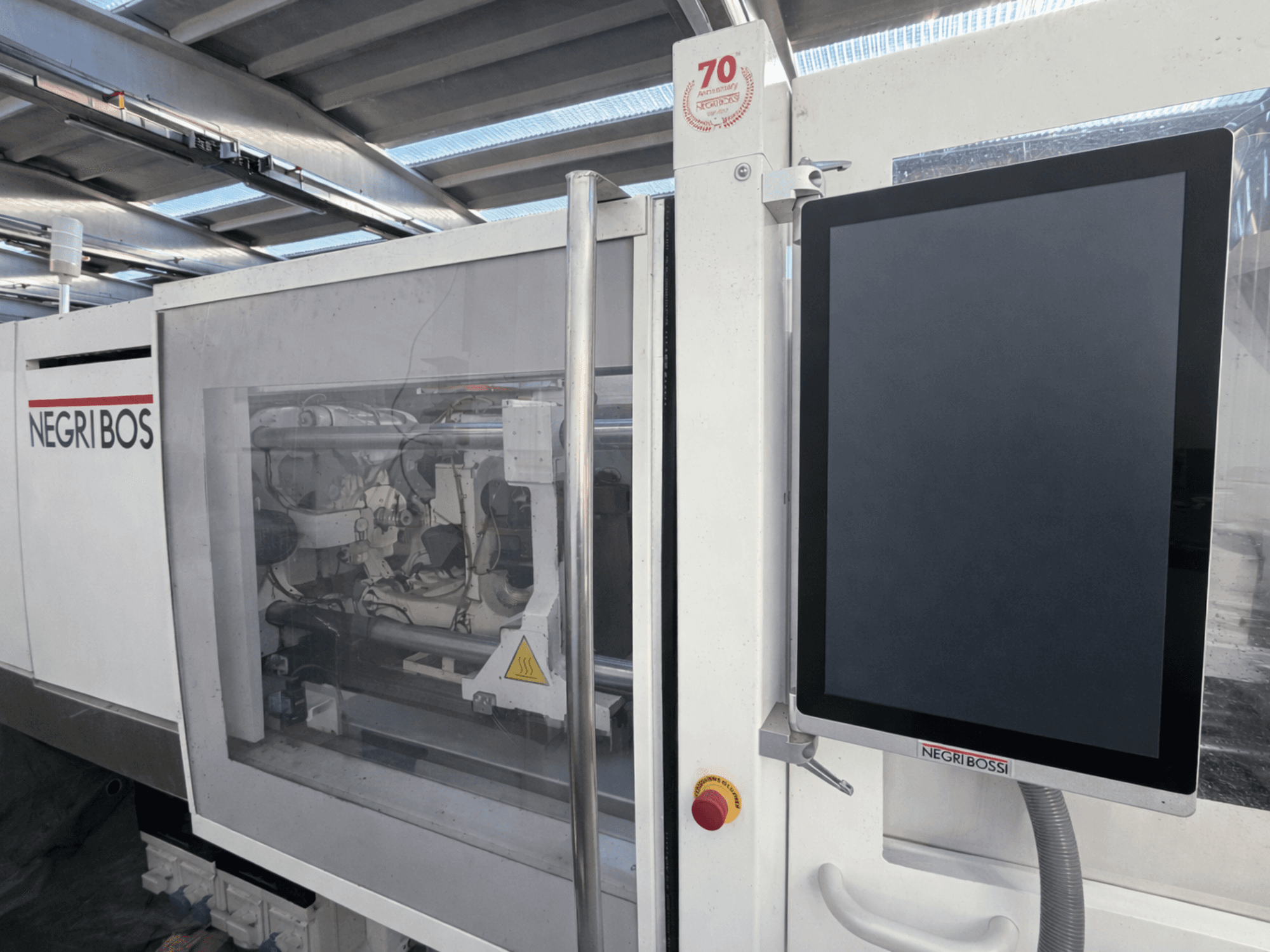 Negri Bossi ELE 80 elektrische spuitgietmachine, vooraanzicht met bedieningsscherm en zichtbare interne onderdelen.