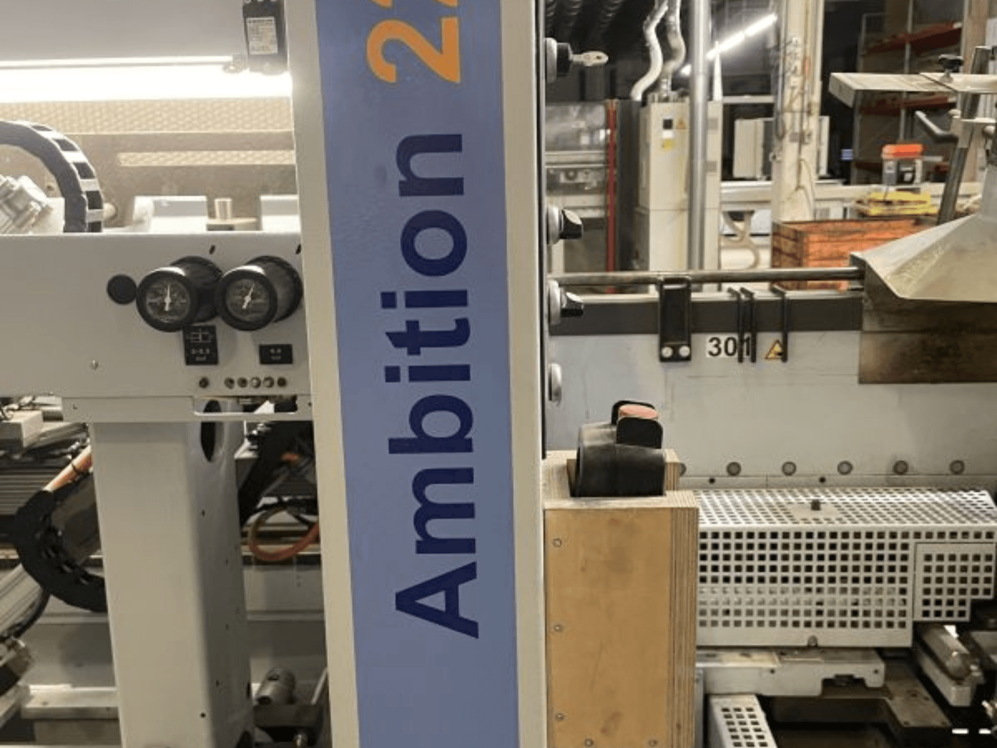 Vooraanzicht van de HOMAG KAL 210 Ambition 2264 kantenbewerkingsmachine, met de wijzerplaten, bedieningselementen en het gemerkte zijpaneel.