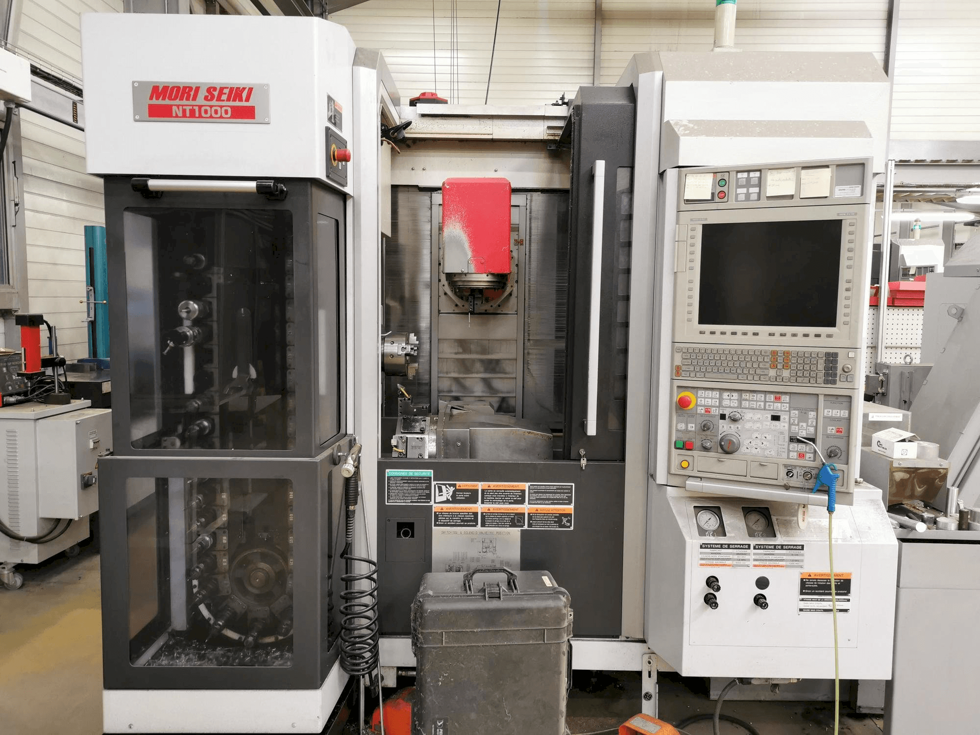 Vooraanzicht van MORI SEIKI NT 1000 machine