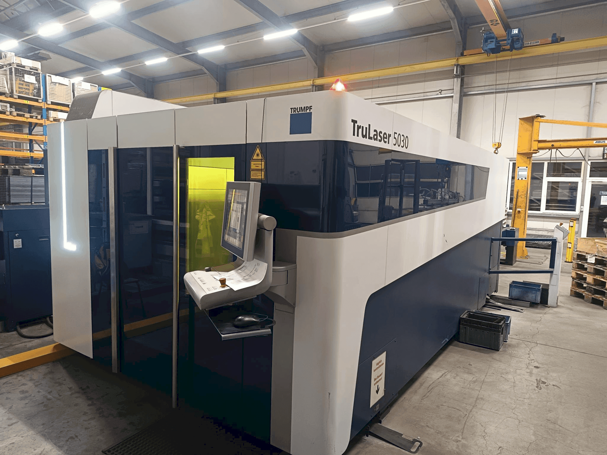 Vooraanzicht van TRUMPF Trulaser 5030 Fiber machine
