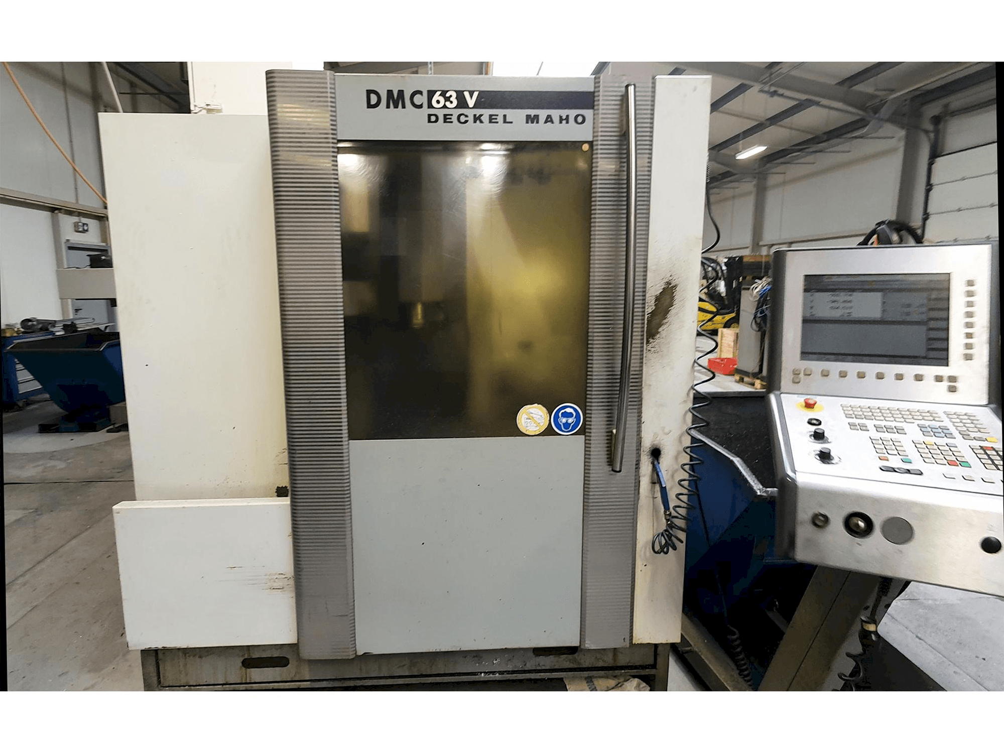 Vooraanzicht van DECKEL MAHO DMC 63V machine