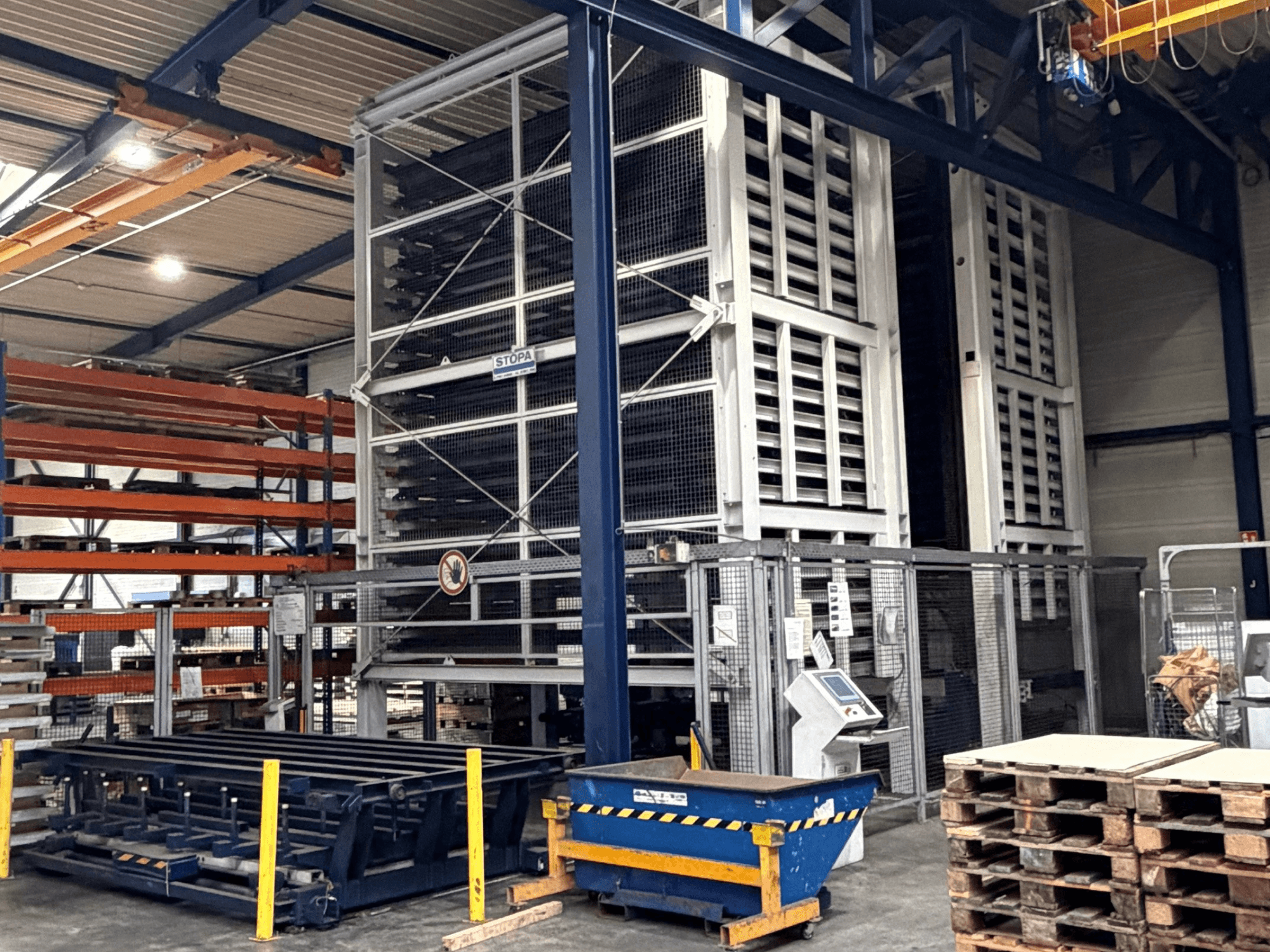 TRUMPF STOPA 4000x2000 automatiseringssysteem in een magazijn, zijaanzicht met rekken en bedieningspaneel in de opslagruimte.