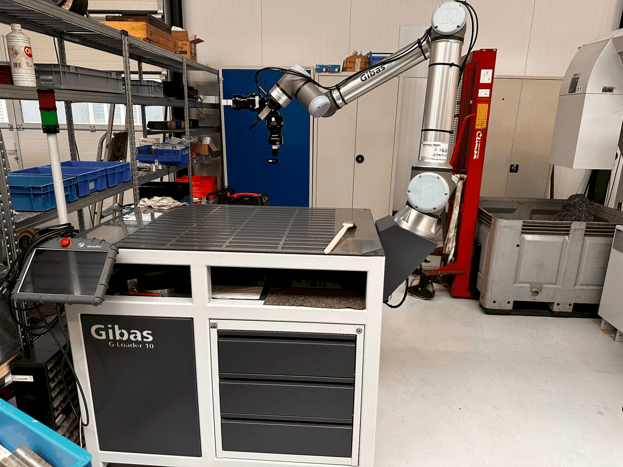 Vooraanzicht van Universal Robots UR10e-Serie machine