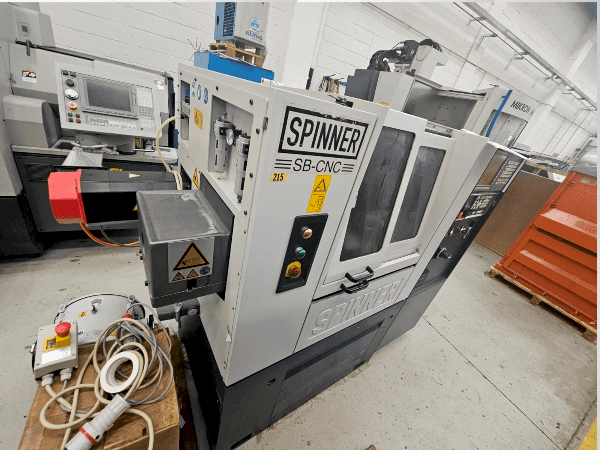 Vooraanzicht van SPINNER SB-32-T-V4 machine
