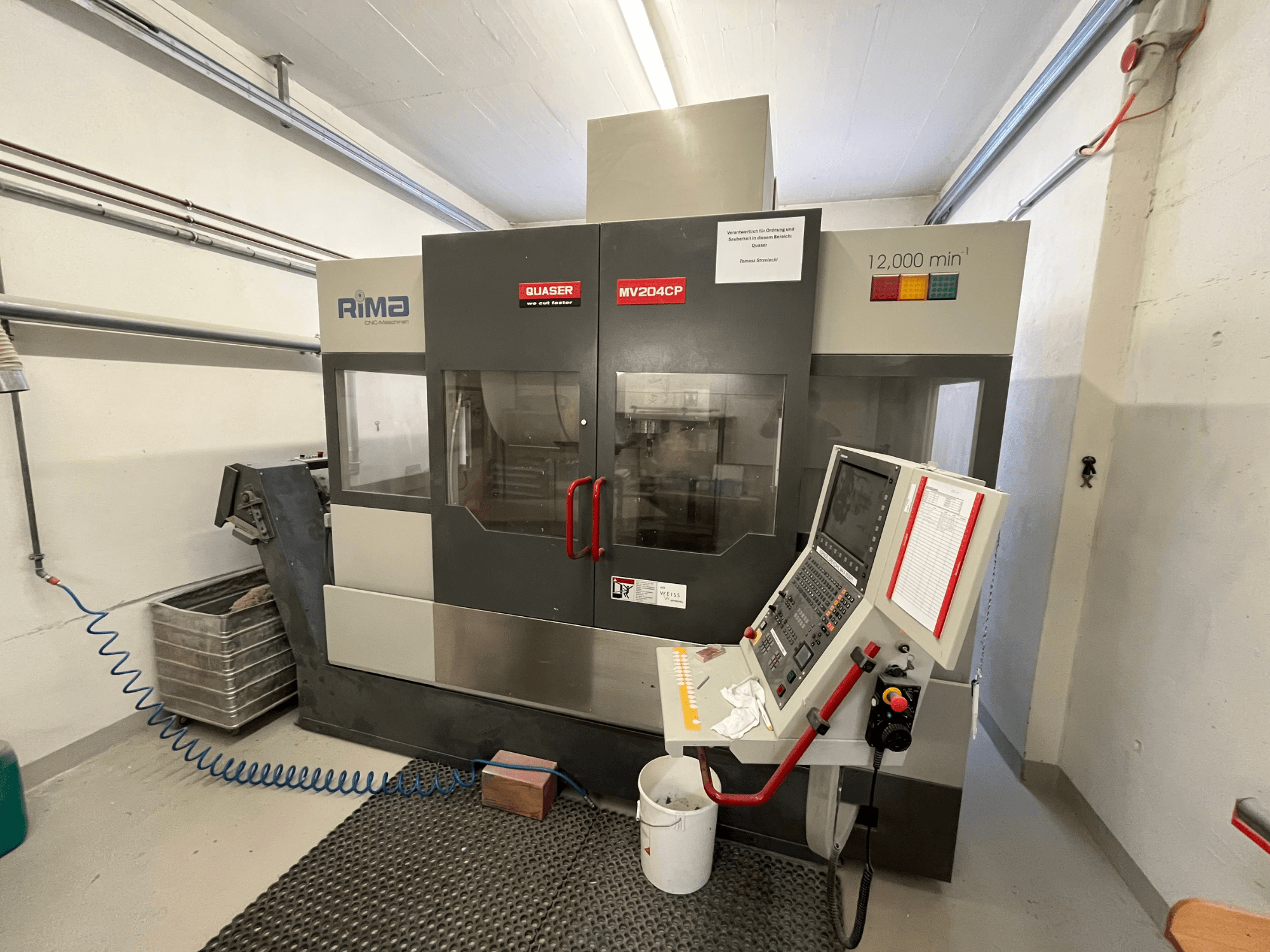 Quaser MV-204 CP verticaal bewerkingscentrum in vooraanzicht, met bedieningspaneel en bedieningsdetails.