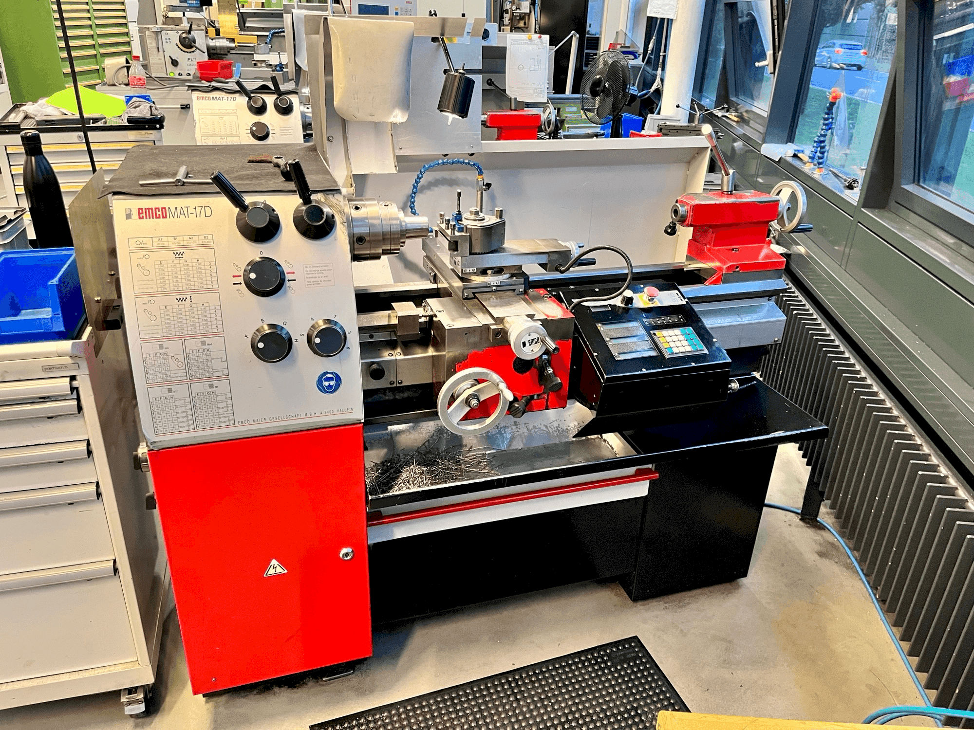 Vooraanzicht van EMCO Emcomat EM17D machine