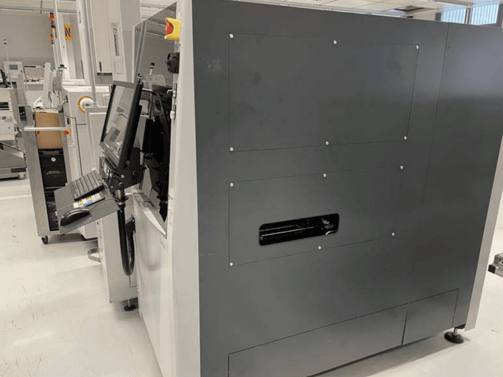 VISCOM S3016 optische meetmachine, zijaanzicht, voorzien van een monitor, toetsenbord en knoppen voor nauwkeurige metingen.