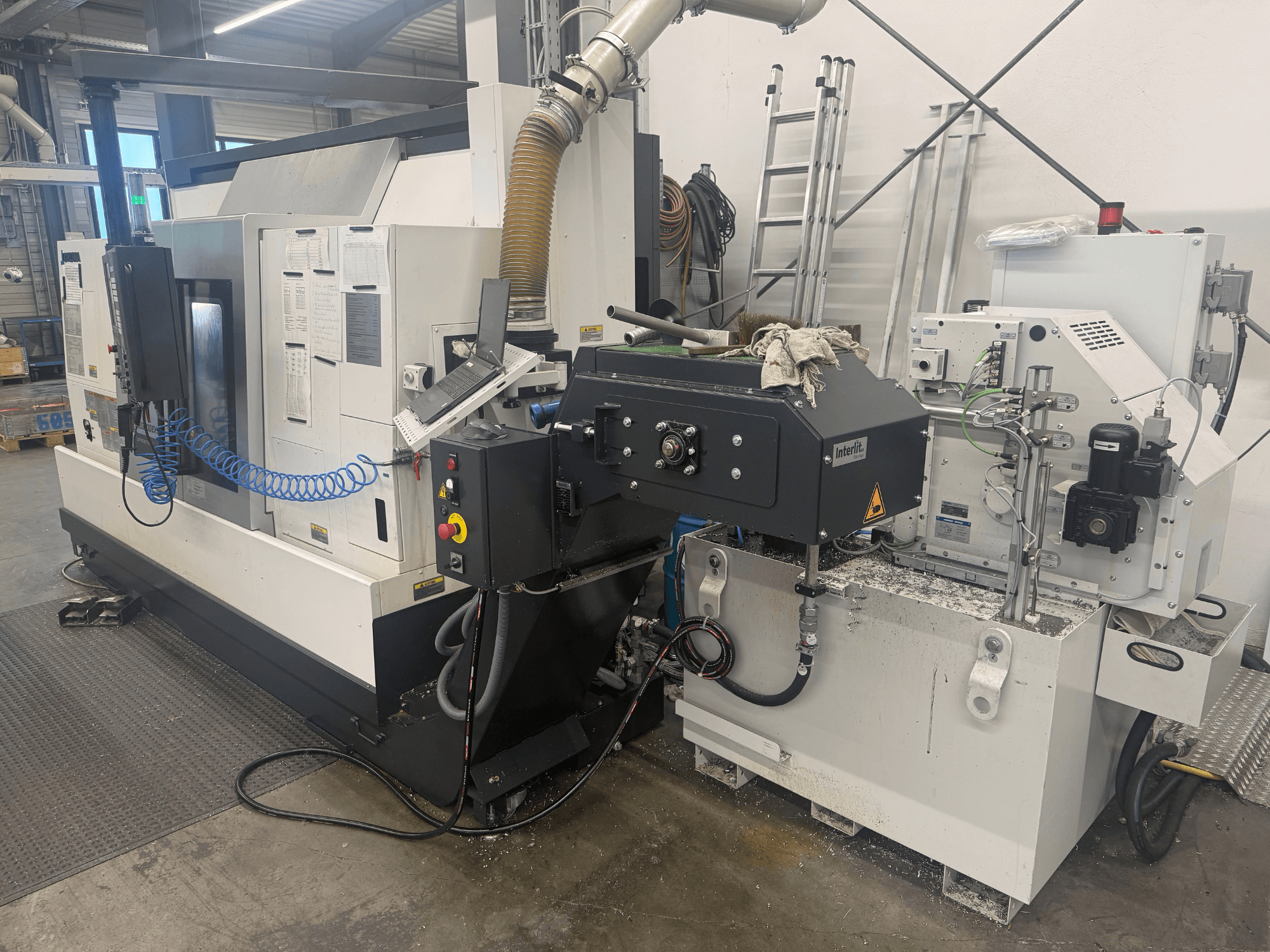 Okuma LB3000II-MYC 950 horizontale draaimachine, vooraanzicht, met het bedieningspaneel en koelsysteem.