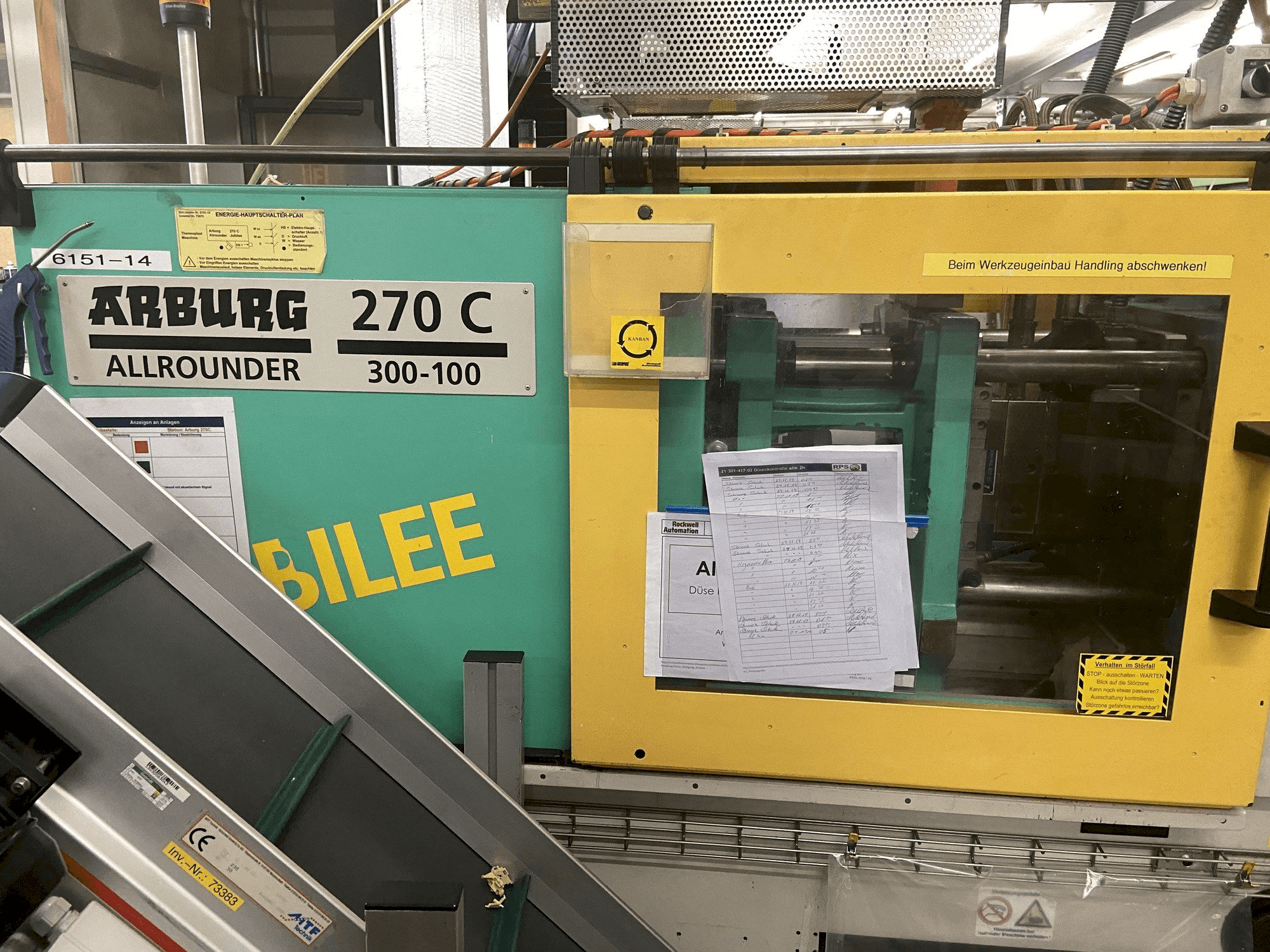Vooraanzicht van Arburg 270 C 300-100 machine