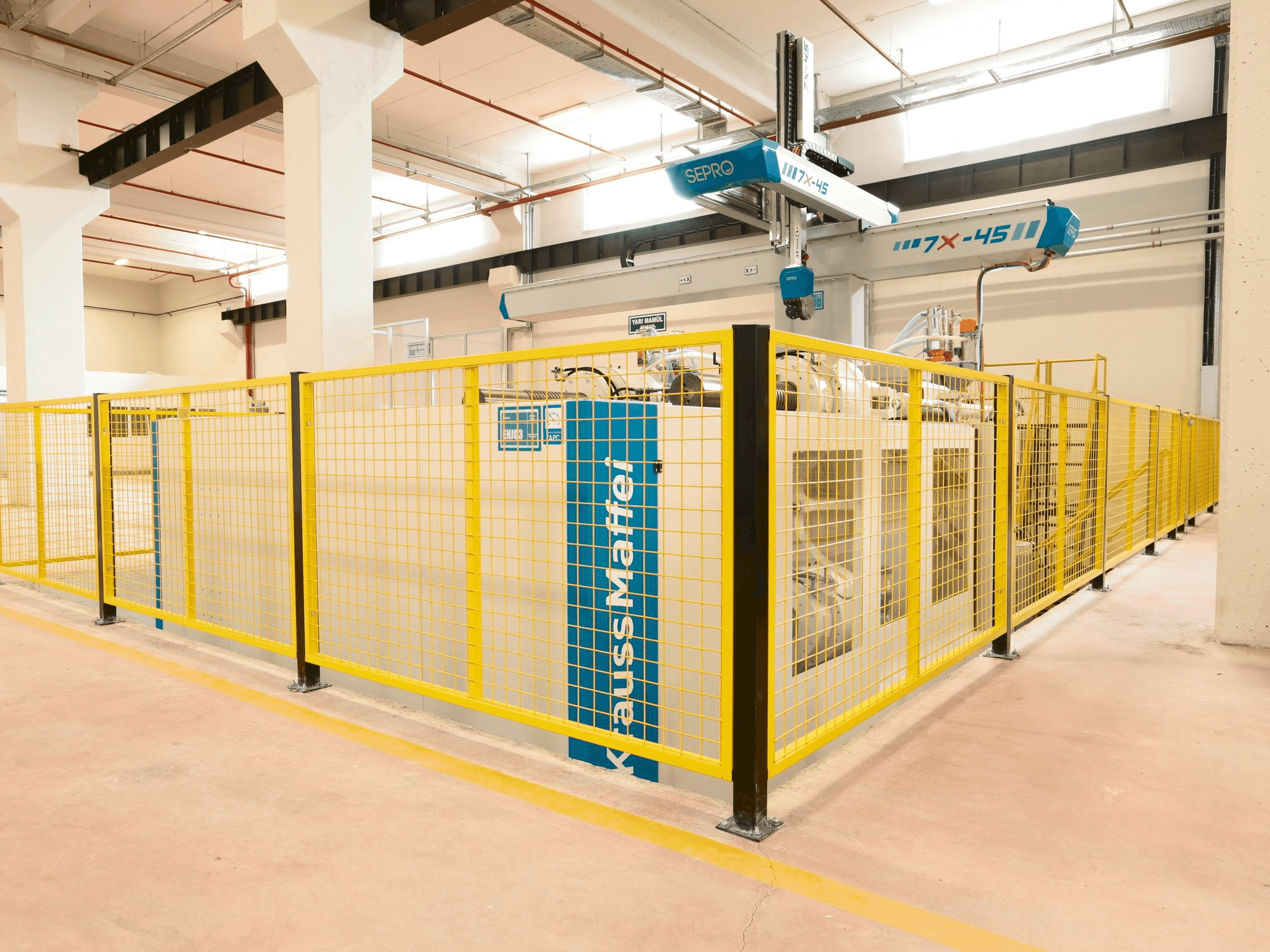 Vooraanzicht van Krauss Maffei 1300/8100 MX machine