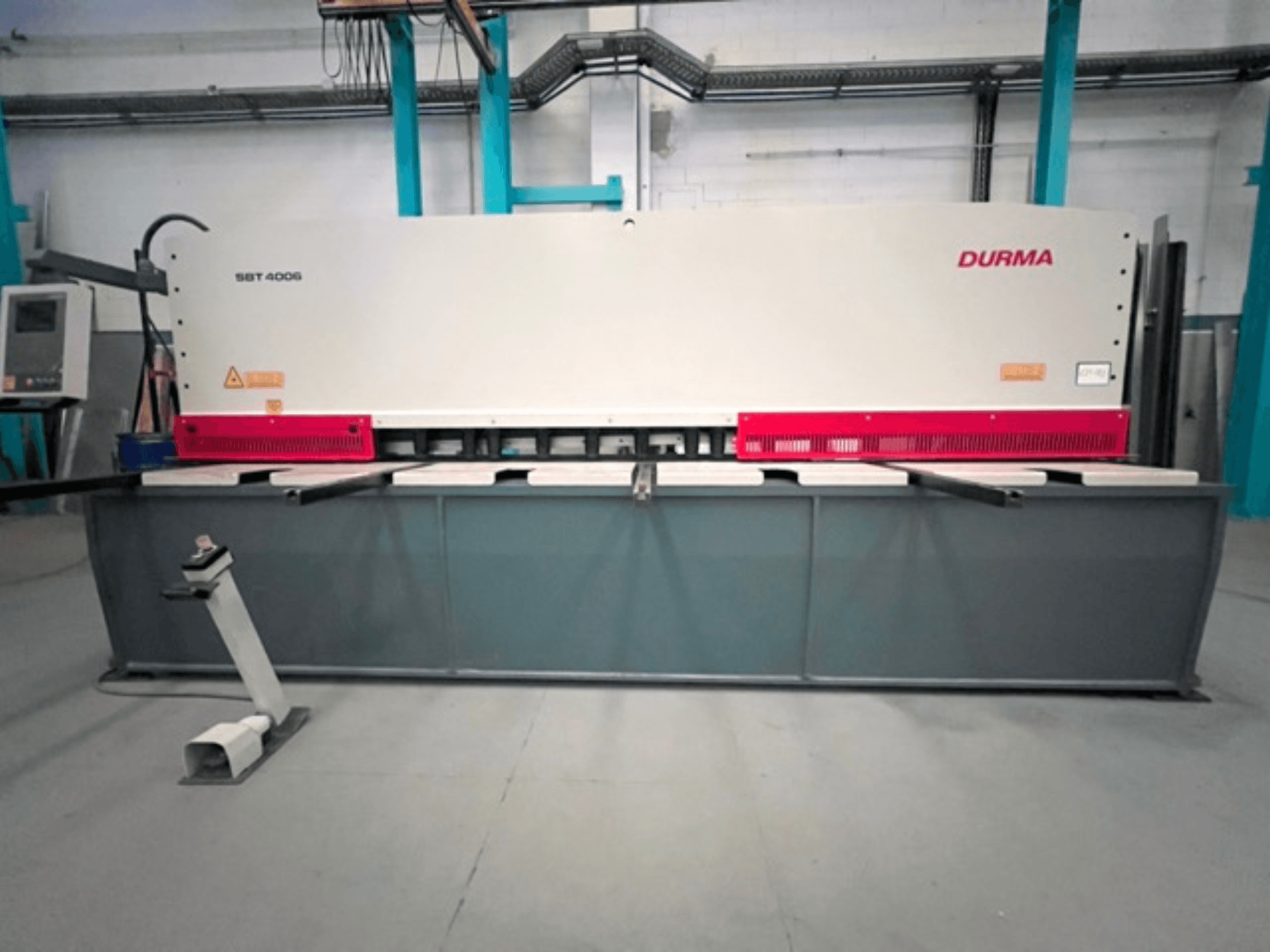 CNC snijmachine Durma SBT 4006 in vooraanzicht, met een grijze basis en rode accenten, klaar voor gebruik in een fabrieksomgeving.