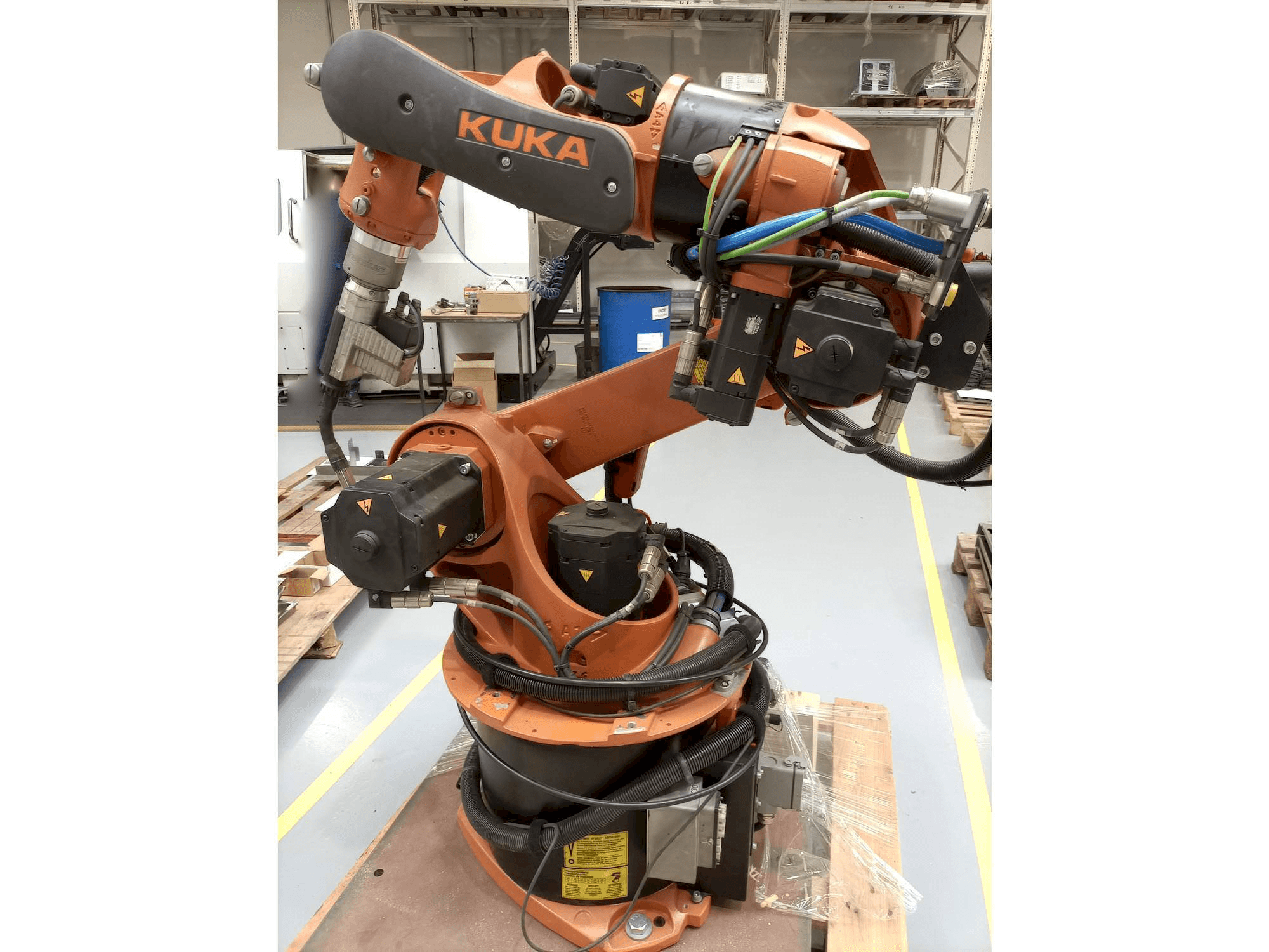 Vooraanzicht van KUKA KR16 ARC HW machine