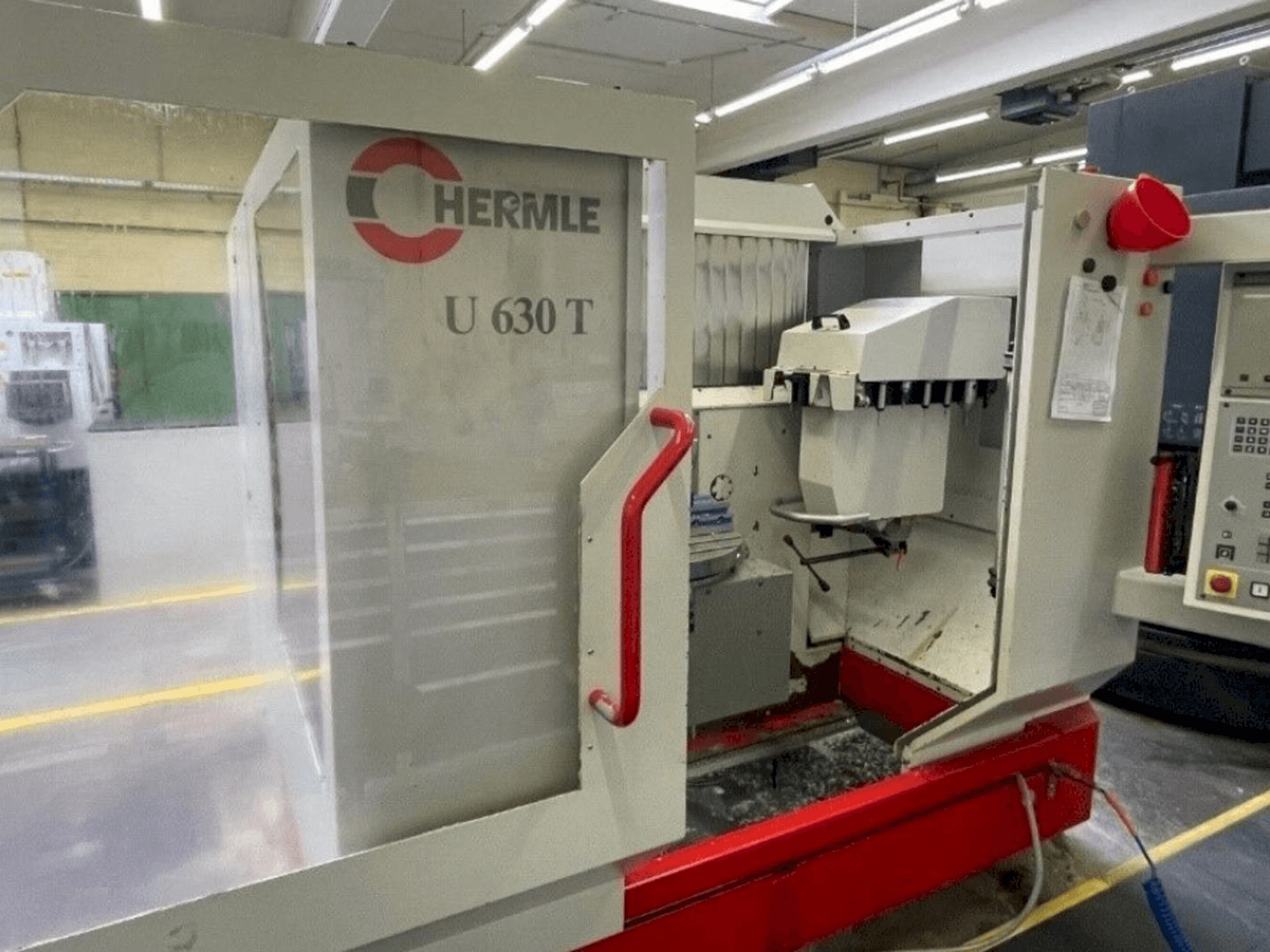 Vooraanzicht van HERMLE U630T machine