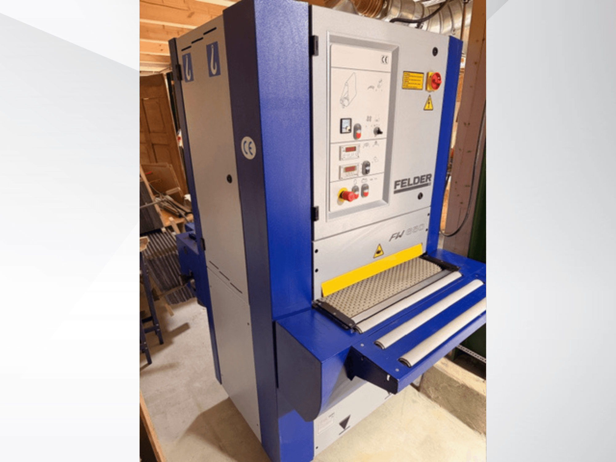 Felder FH 930 schaafmachine, vooraanzicht, met bedieningspaneel, veiligheidsfuncties en invoer- en uitvoerrollen zichtbaar.