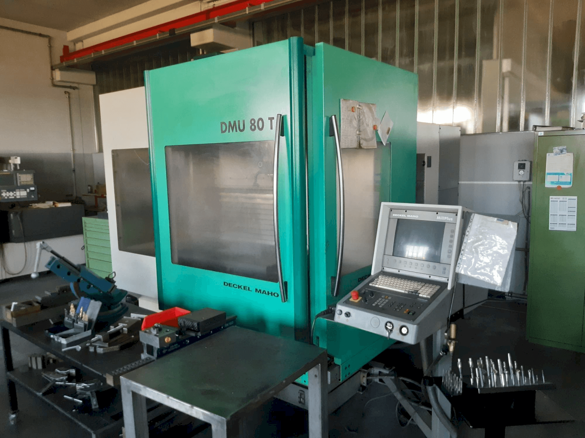 Vooraanzicht van DECKEL MAHO DMU 80T machine