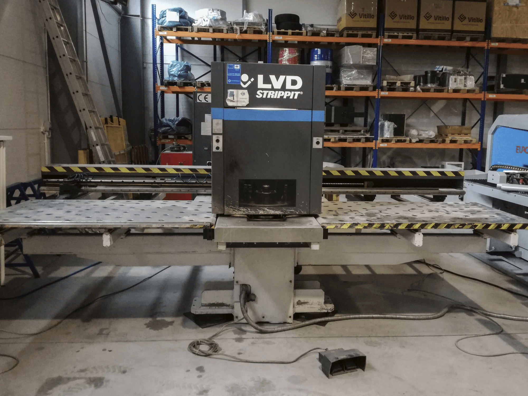 Vooraanzicht van LVD Delta 1000 EB machine