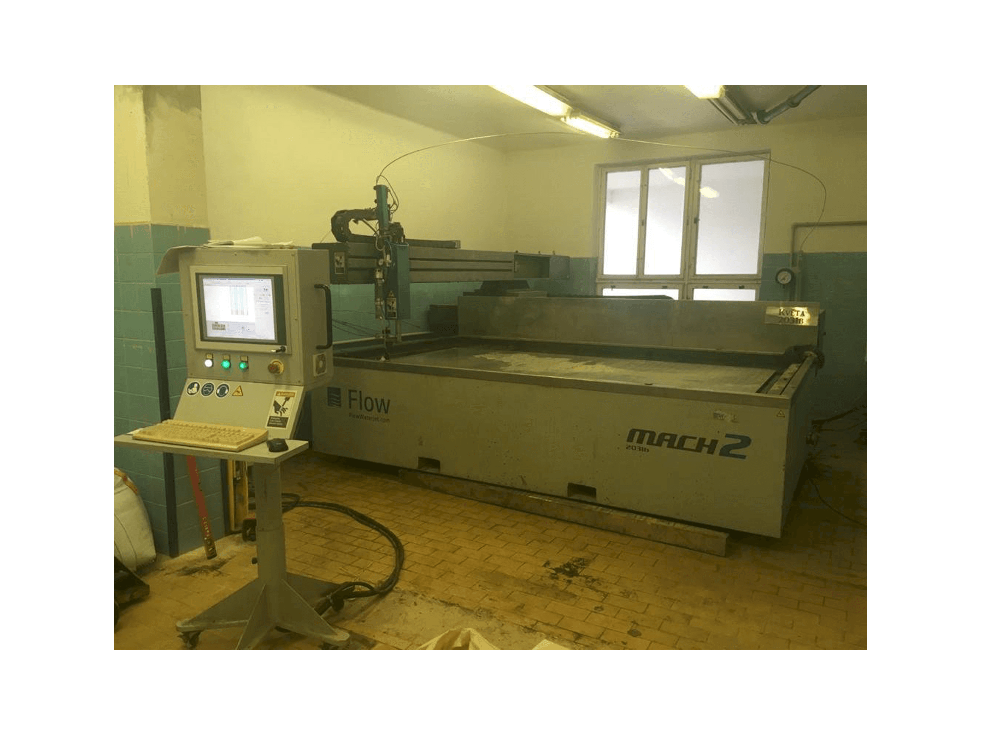 Vooraanzicht van Flow Mach 2-3120b machine