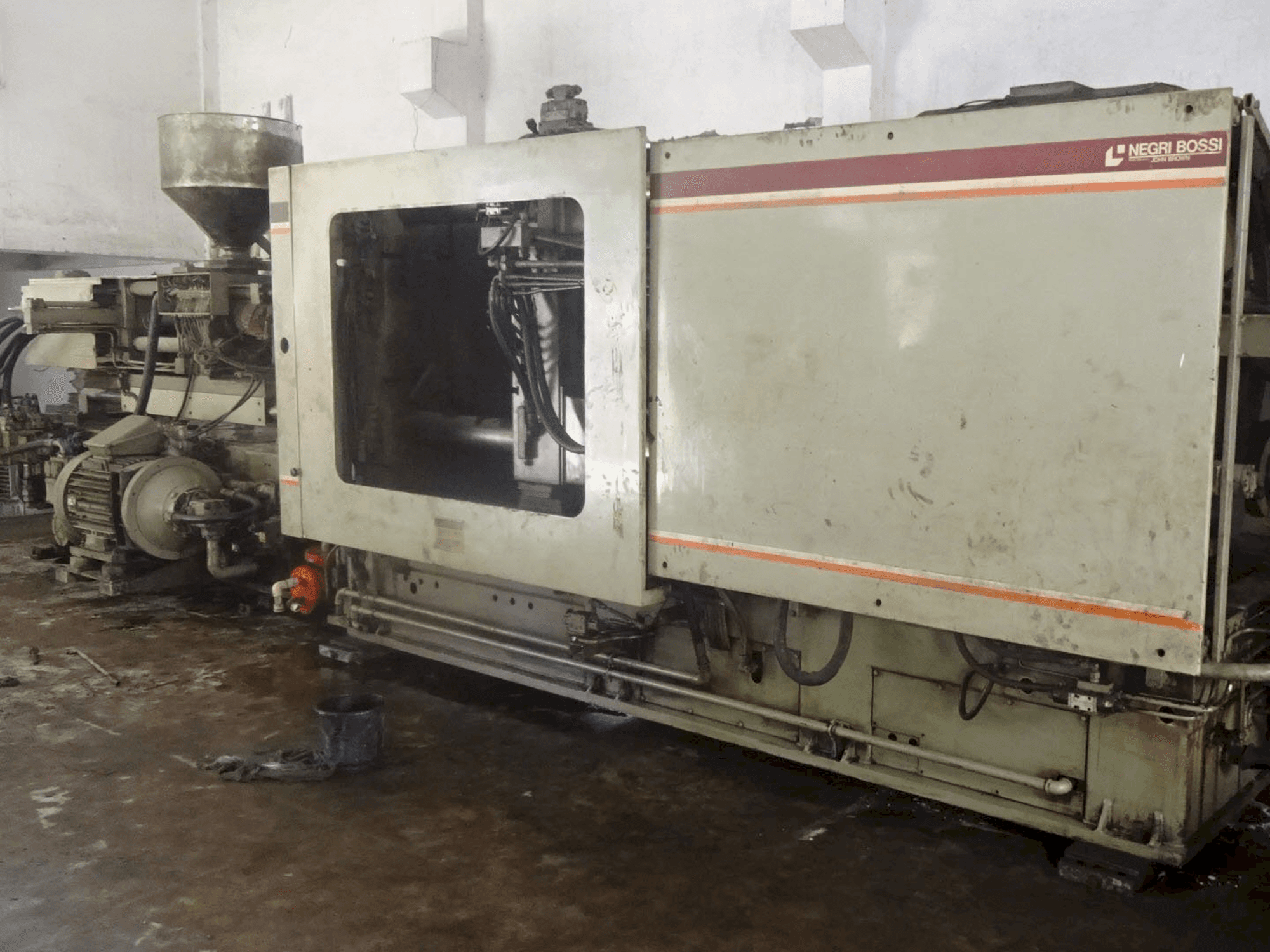 Recht aanzicht van Negri Bossi NB 700 machine