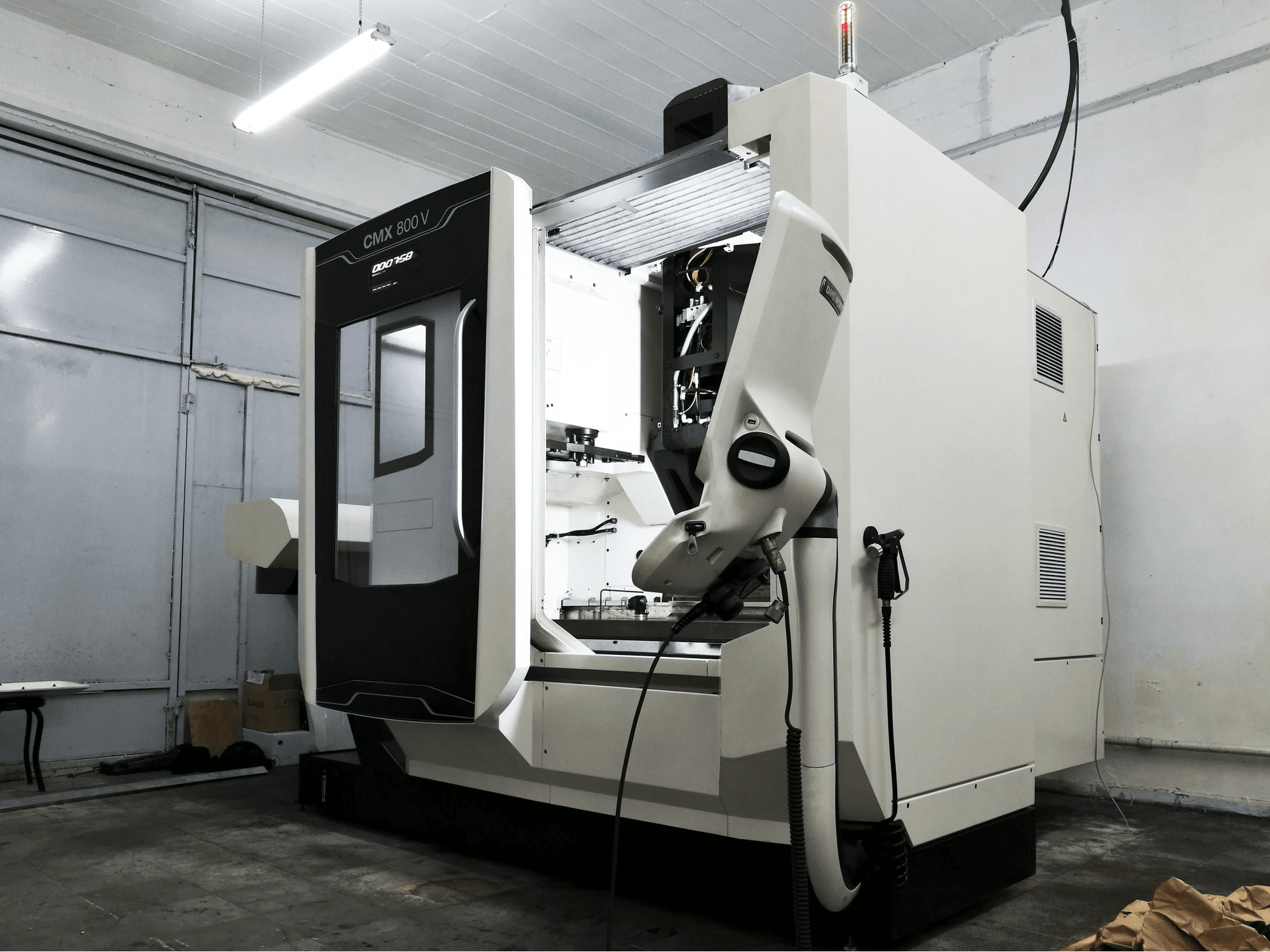 Recht aanzicht van DMG MORI CMX 800 V machine