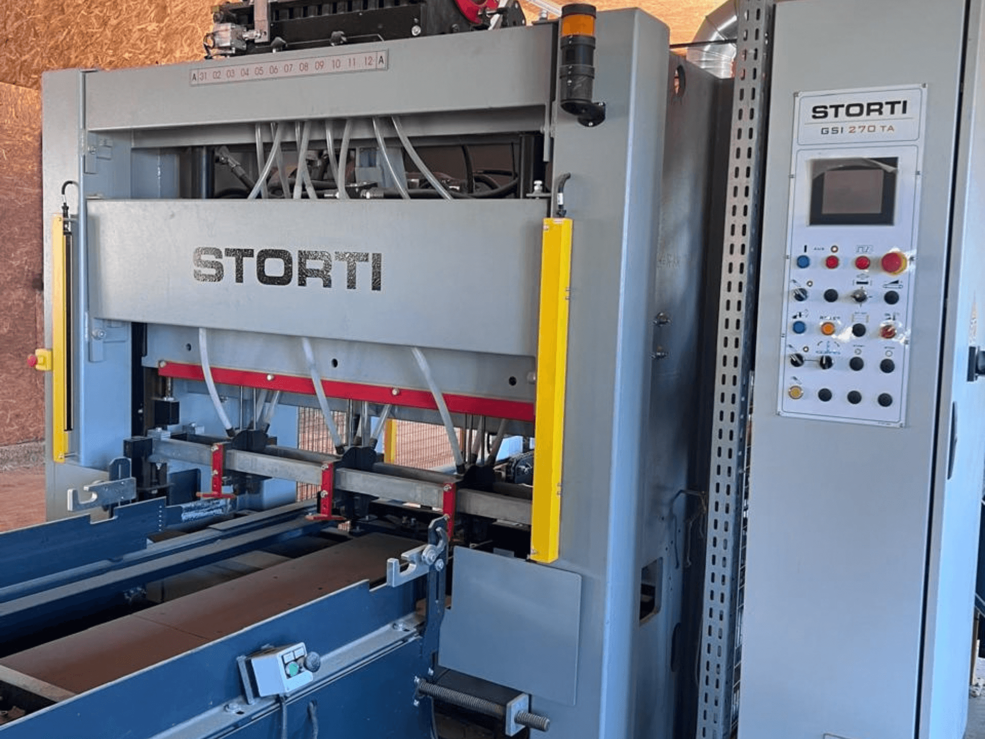 STORTI GSI 170-270 TA9 houtproductielijn, vooraanzicht met bedieningspaneel en hydraulische persmechanismen.