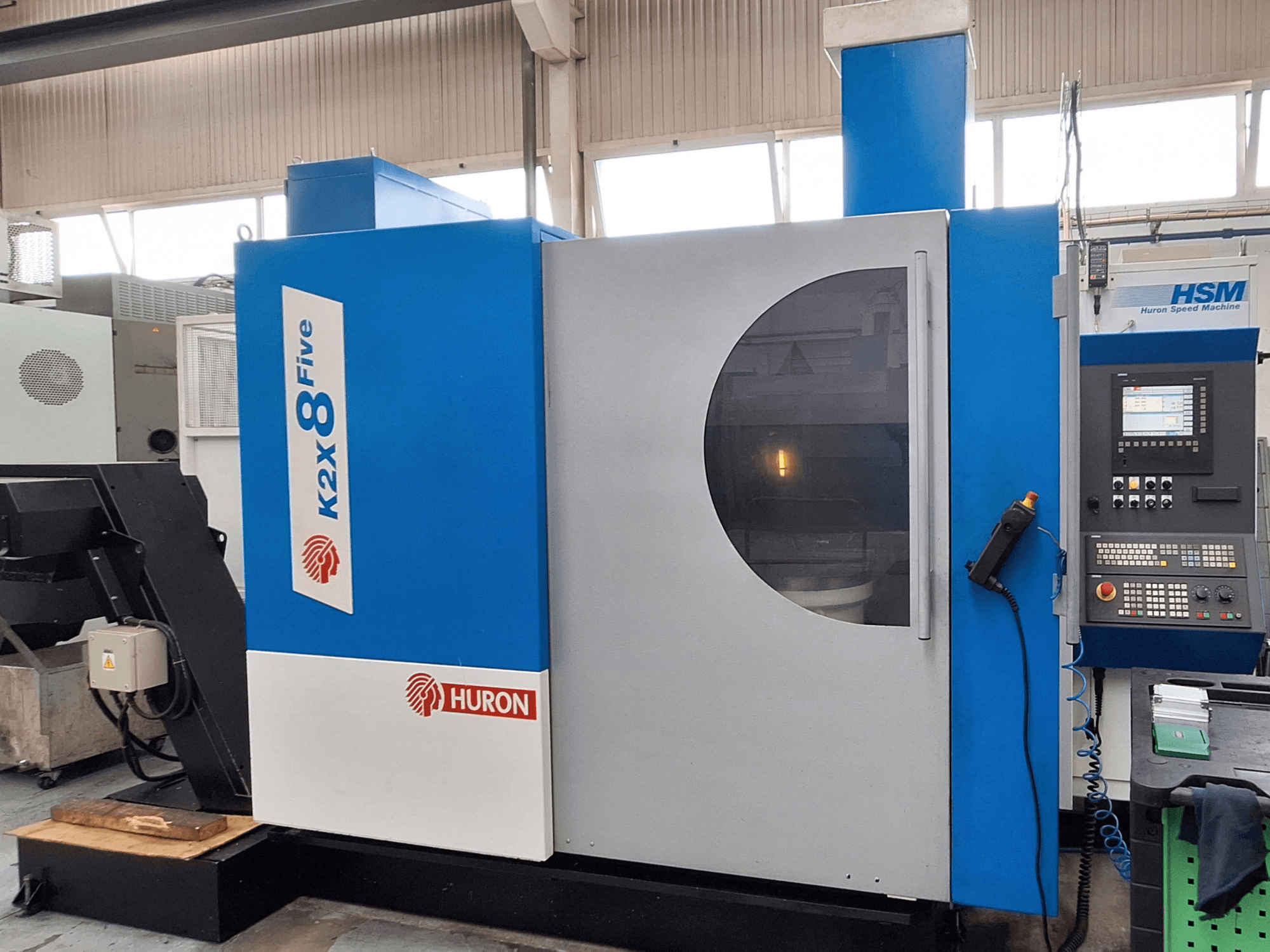 Portalfreesmachine Huron K2X 8 Five, vooraanzicht met bedieningspaneel en groot kijkvenster.