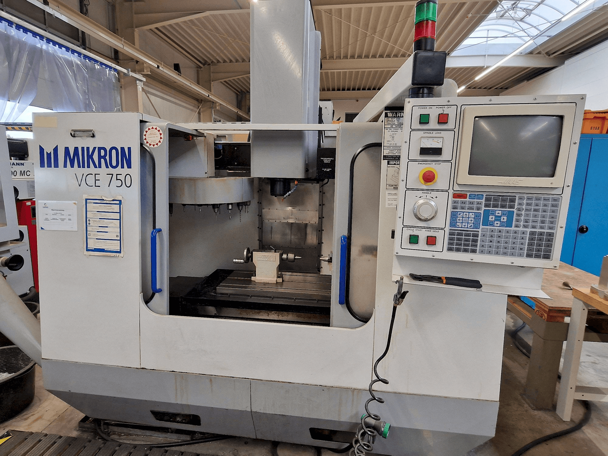 Vooraanzicht van MIKRON Vce 750 machine