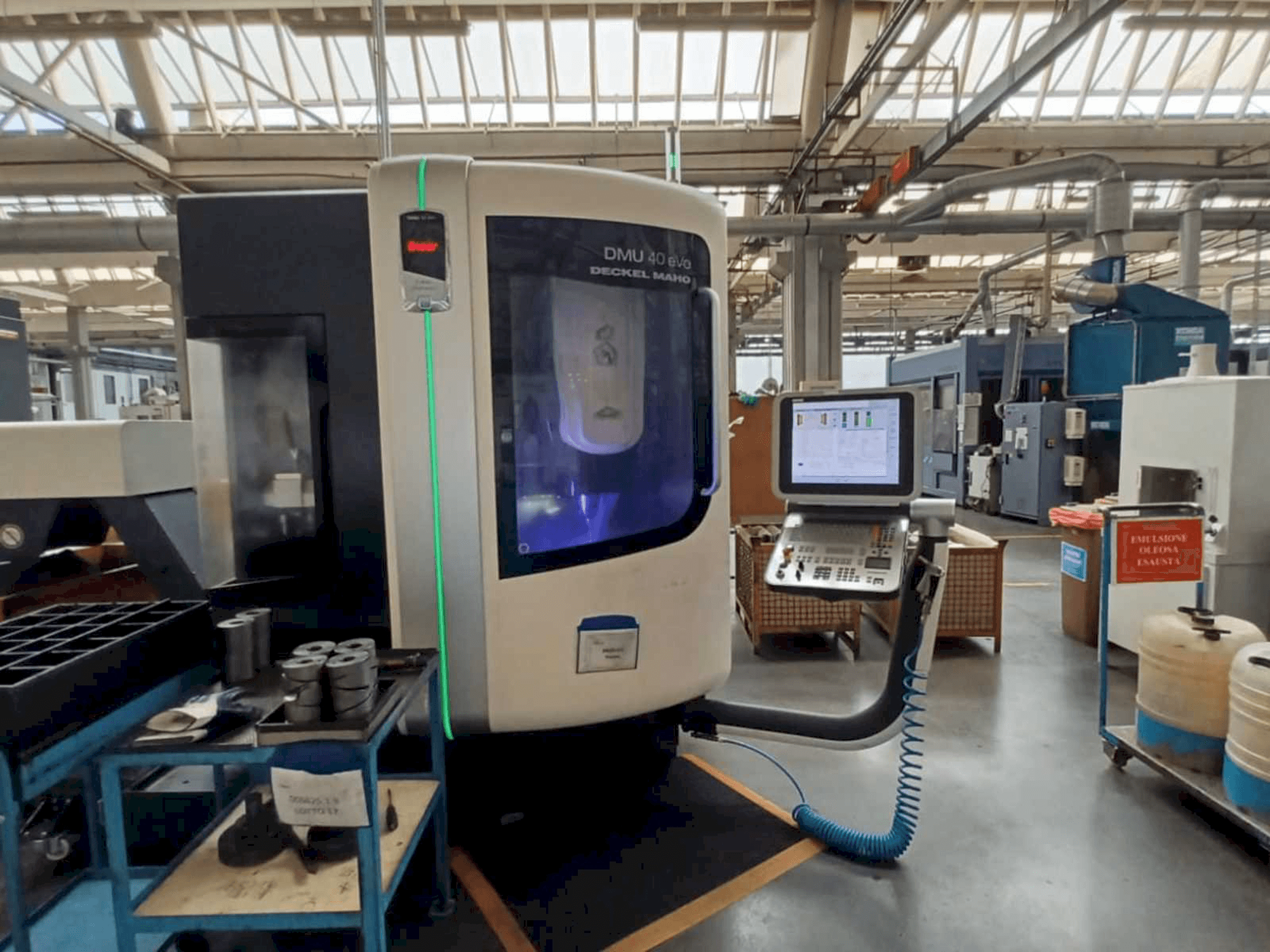 Vooraanzicht van DMG DMU 40 evo machine