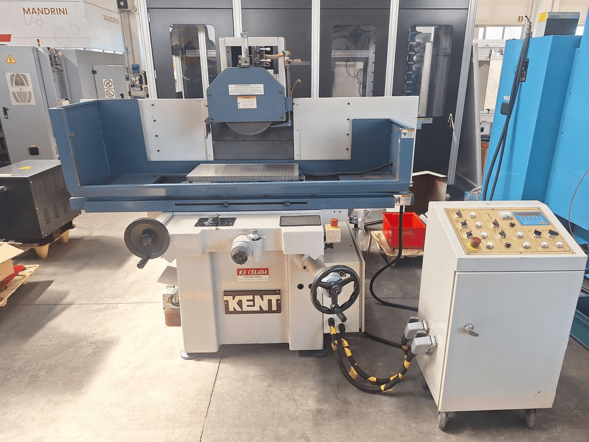 Kent KGS-63 SD vlakslijpmachine in vooraanzicht, met bedieningspaneel en werktafel waarop een slijpschijf is gemonteerd.