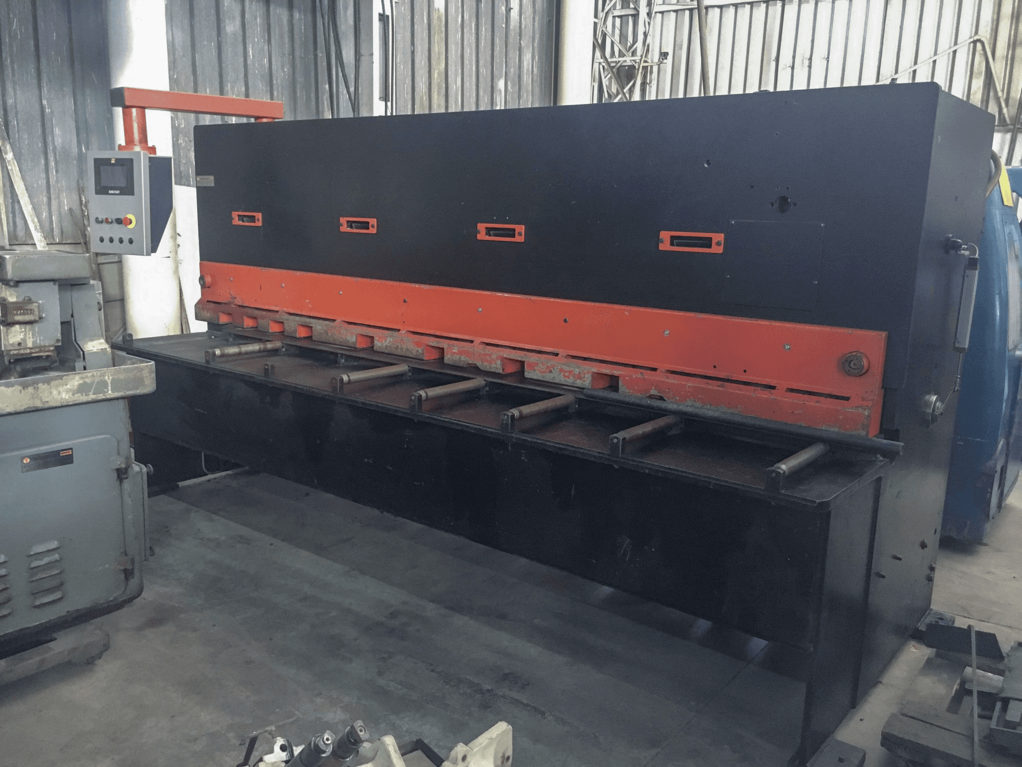 Recht aanzicht van Durma DHGM 3006 machine
