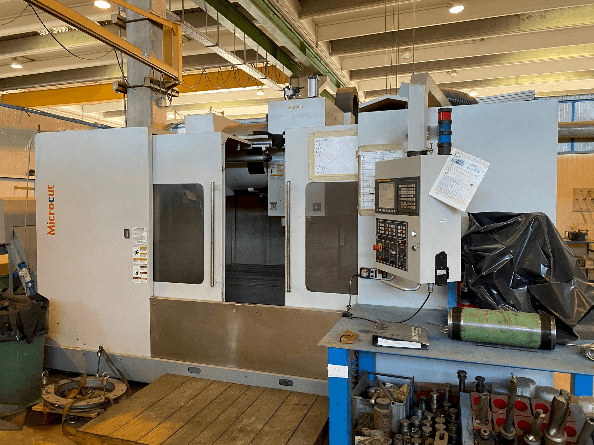 Vooraanzicht van MICROCUT VMC-1600F machine