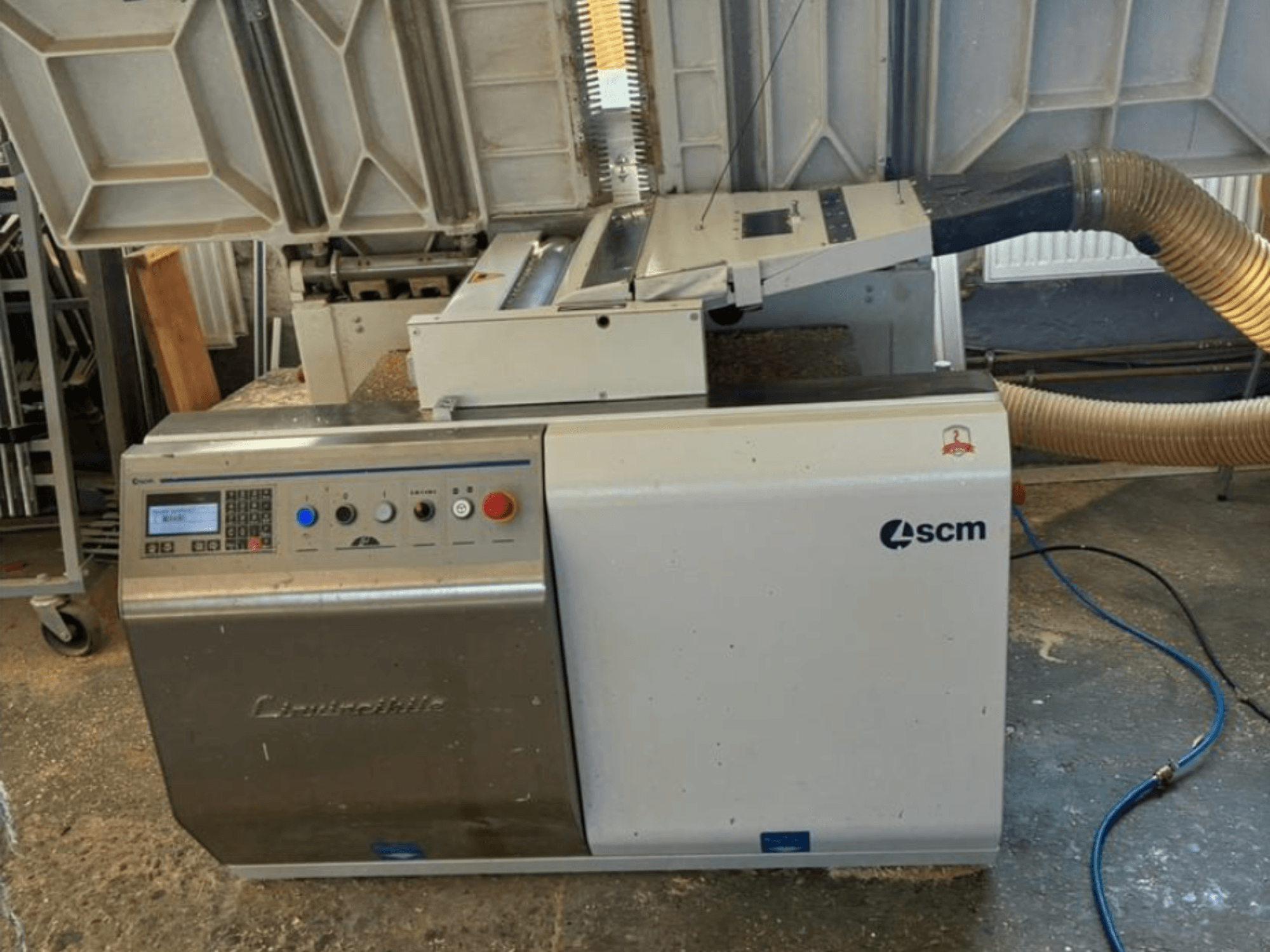 SCM Centauro kantenaanlijmmachine in vooraanzicht, met het bedieningspaneel, de zuigslang en het open werkgebied voor het aanbrengen van de kanten.