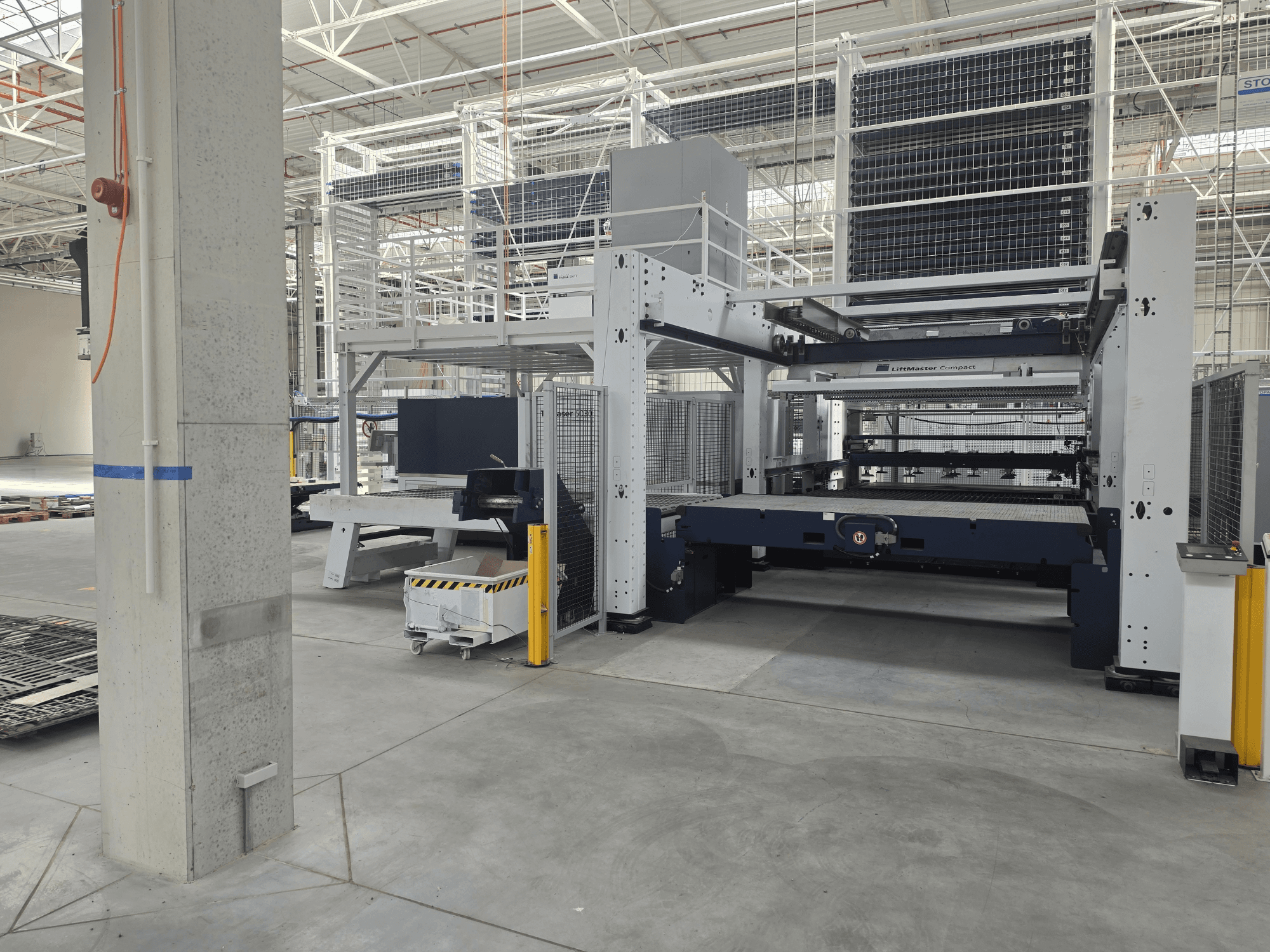 TRUMPF TruLaser 5030 fiber L76 FMC, vooraanzicht, waarbij de fiberlasersnijmachine in een ruime industriële omgeving te zien is.