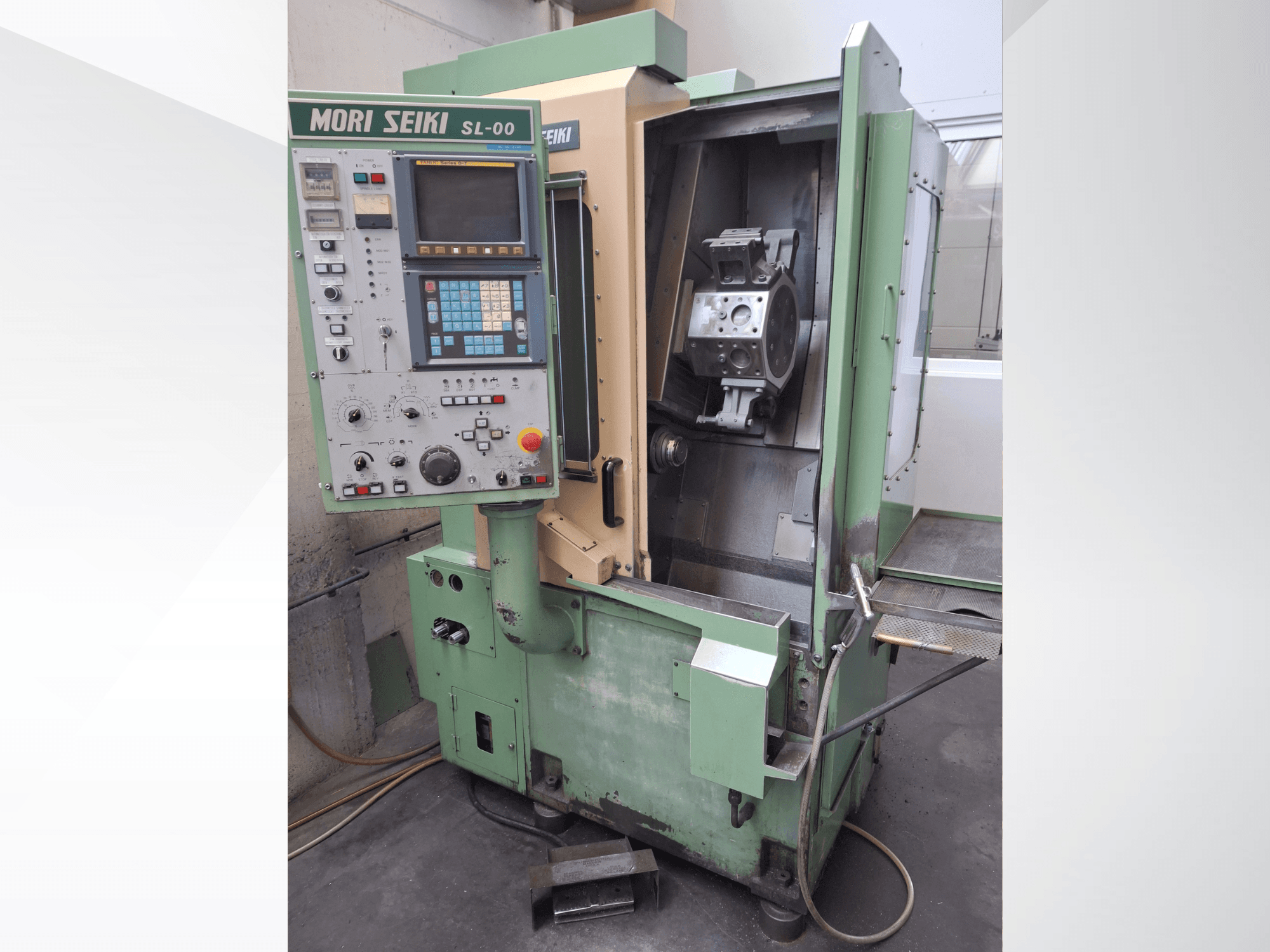 Horizontale draaimachine DMG Mori Seiki SL-00, met bedieningspaneel en open vooraanzicht van het werkgebied met een zichtbaar werkstuk.