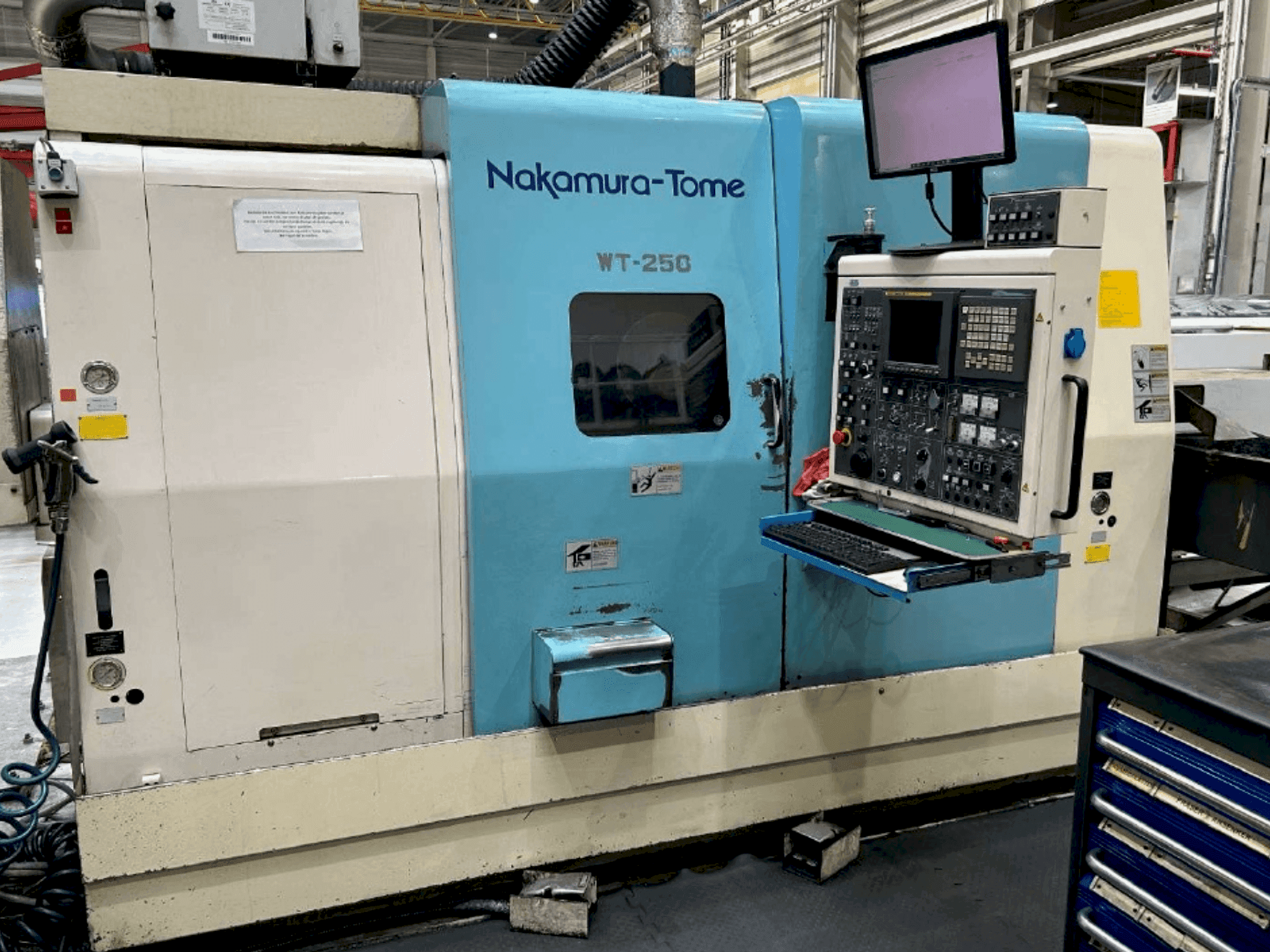 Vooraanzicht van NAKAMURA-TOME WT 250 machine