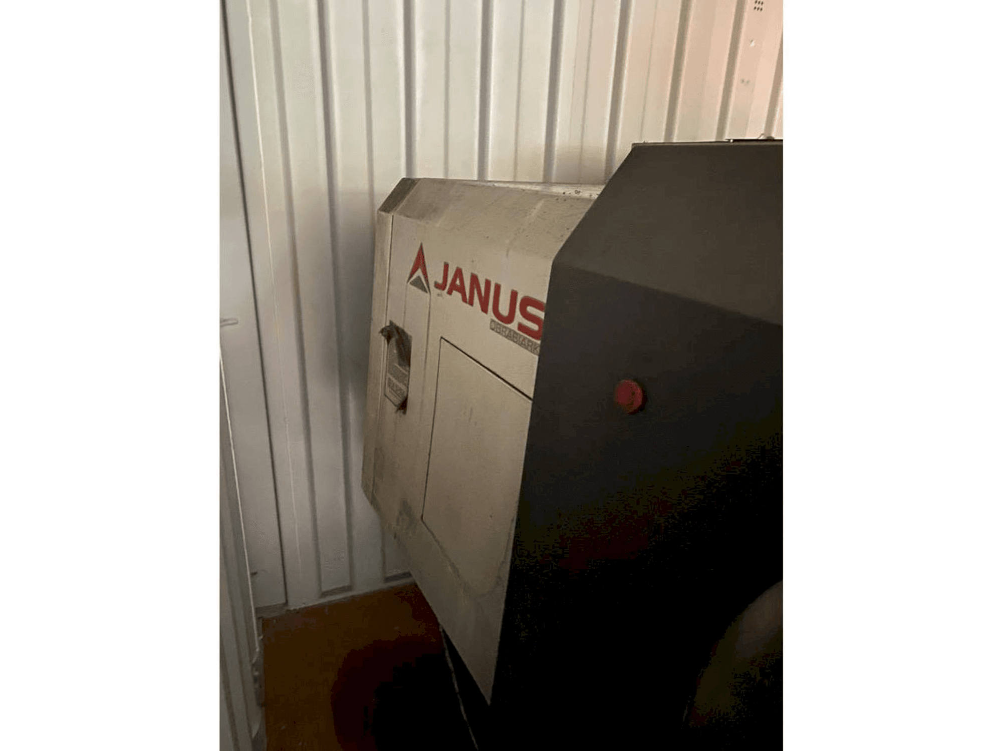 Vooraanzicht van JANUS TK610/1350 CNC machine