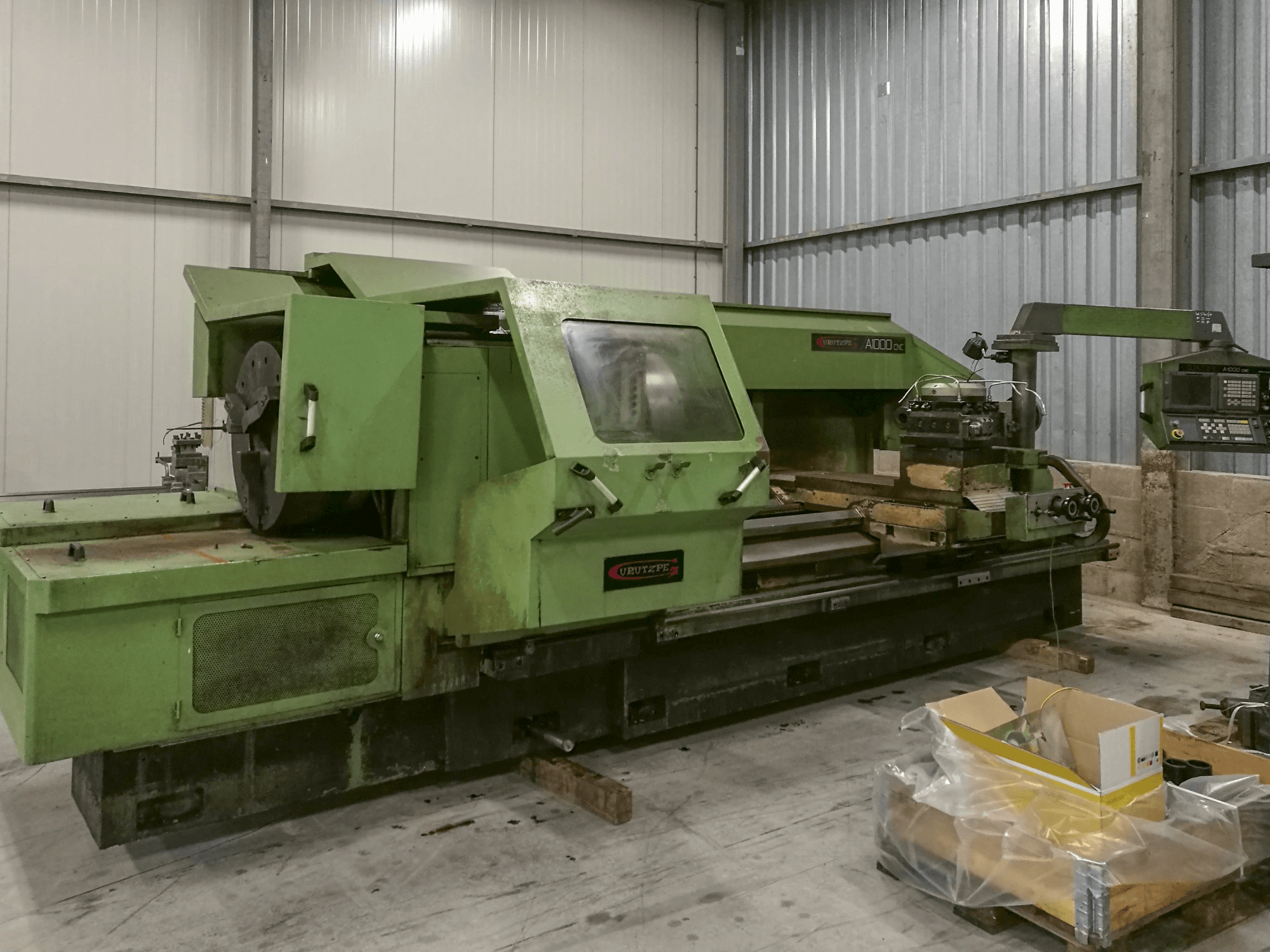 Vooraanzicht van Gurutzpe A-1000 CNC machine