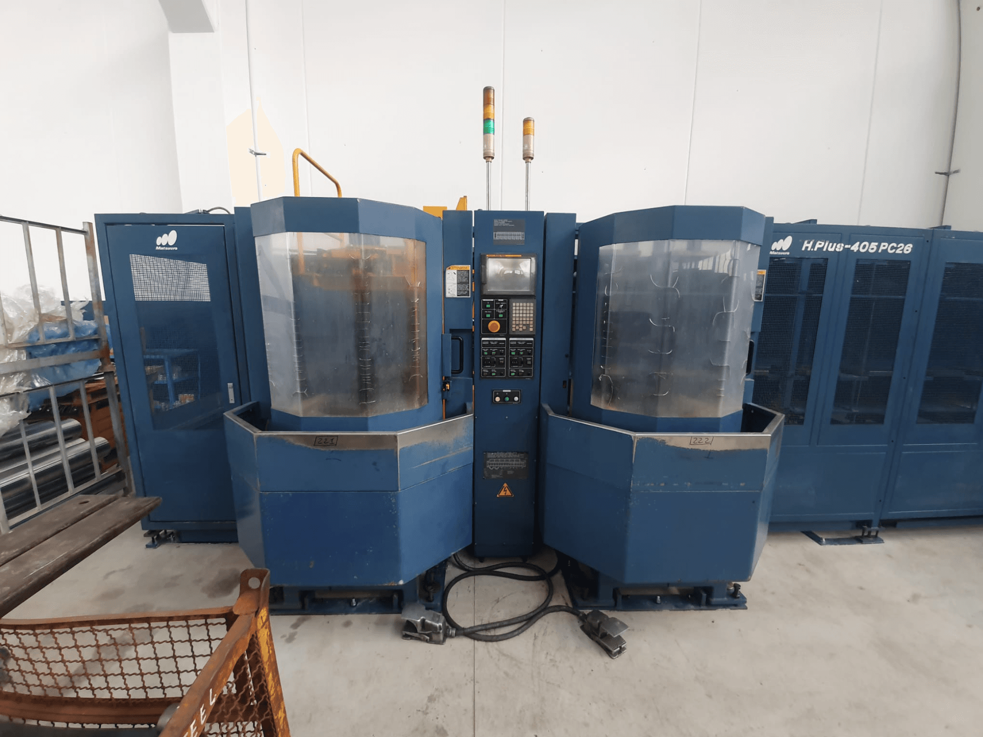 H.Plus 406 PC26 dubbele bewerkingsmachine, vooraanzicht, met bedieningspaneel, transparante behuizing en aangesloten machinevoet.