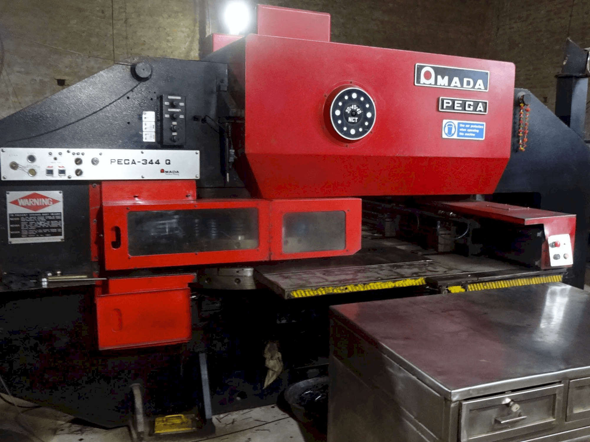 Links zicht van AMADA PEGA 344 Q machine