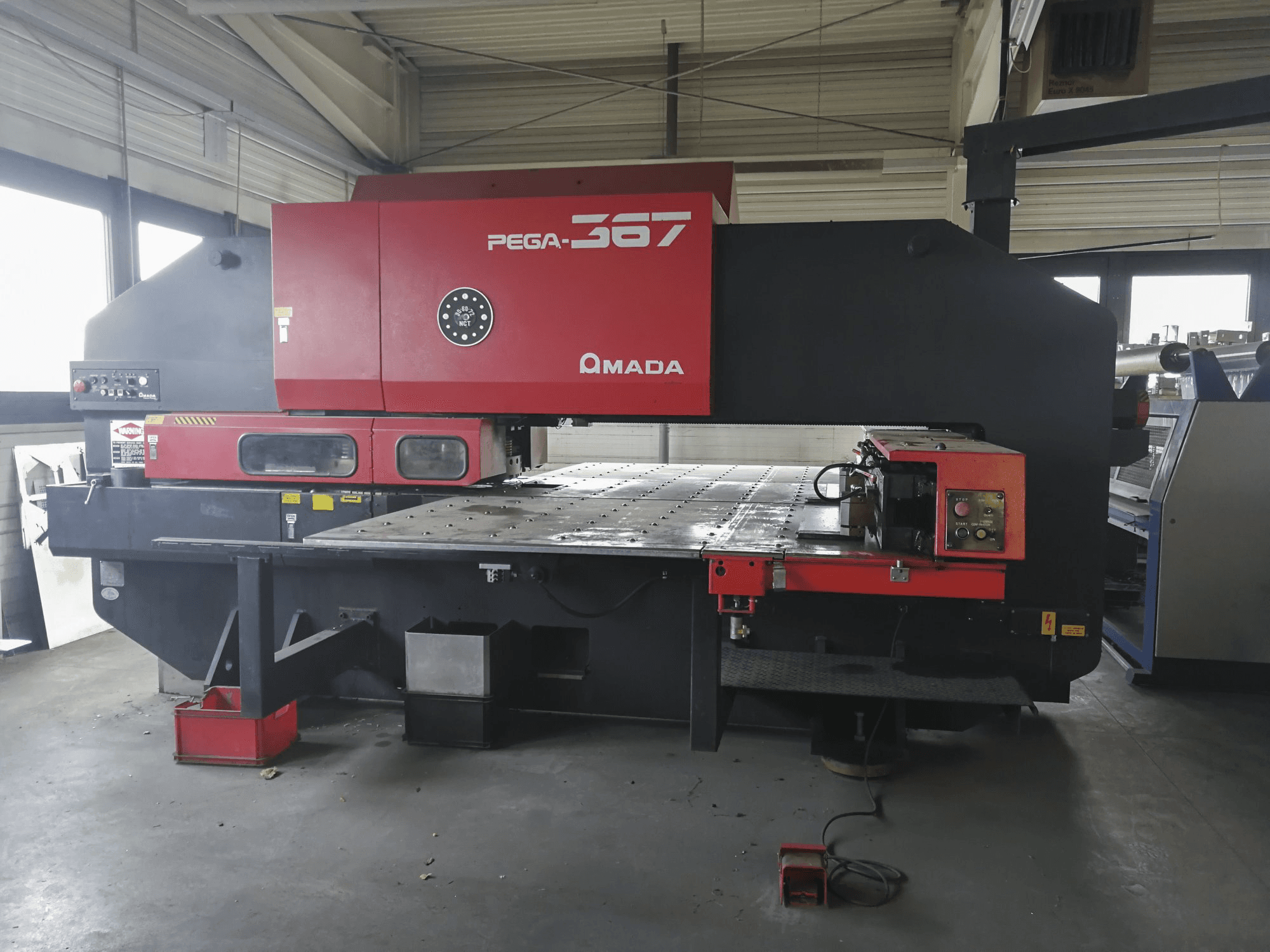 Vooraanzicht van AMADA PEGA 367 machine