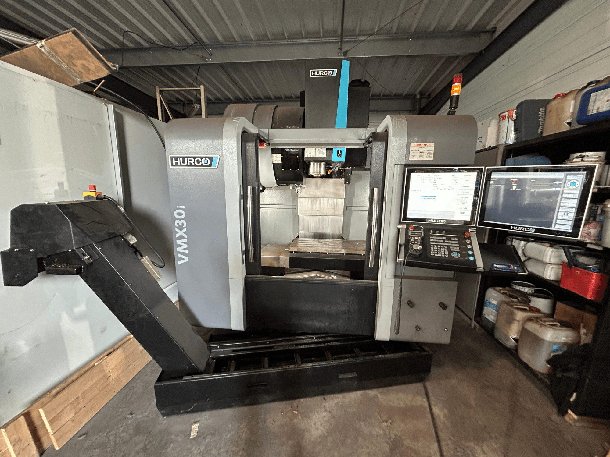 Hurco VMX30i verticaal bewerkingscentrum, vooraanzicht met dubbele monitoren en bedieningselementen, met een schoon werkgebied.