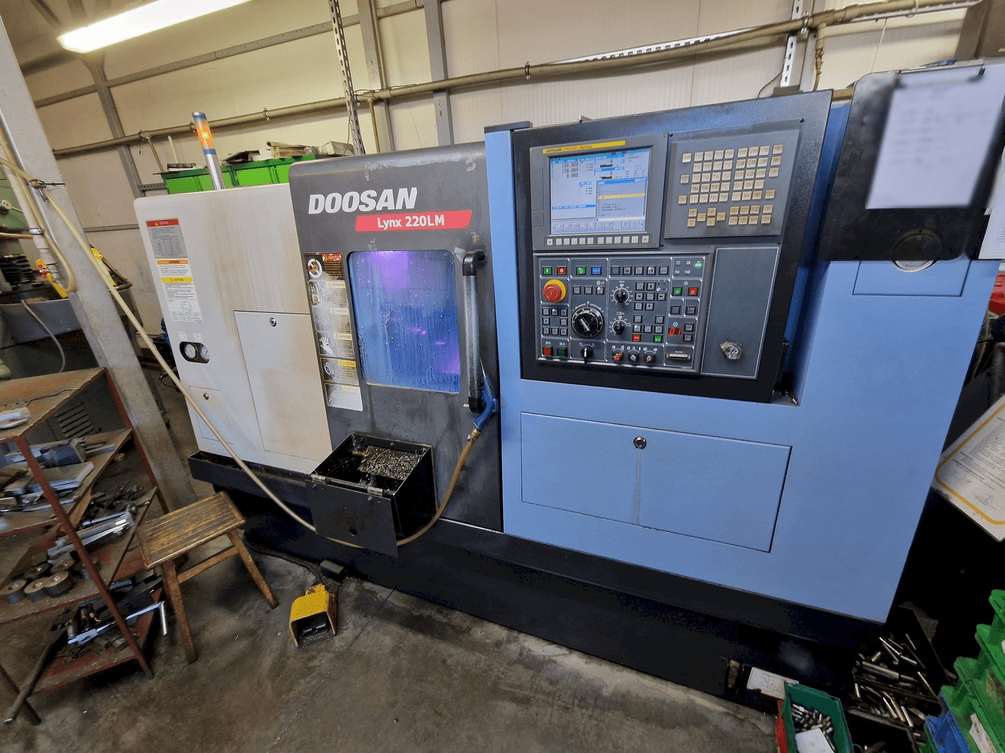 Vooraanzicht van Doosan LYNX 220 LMC machine