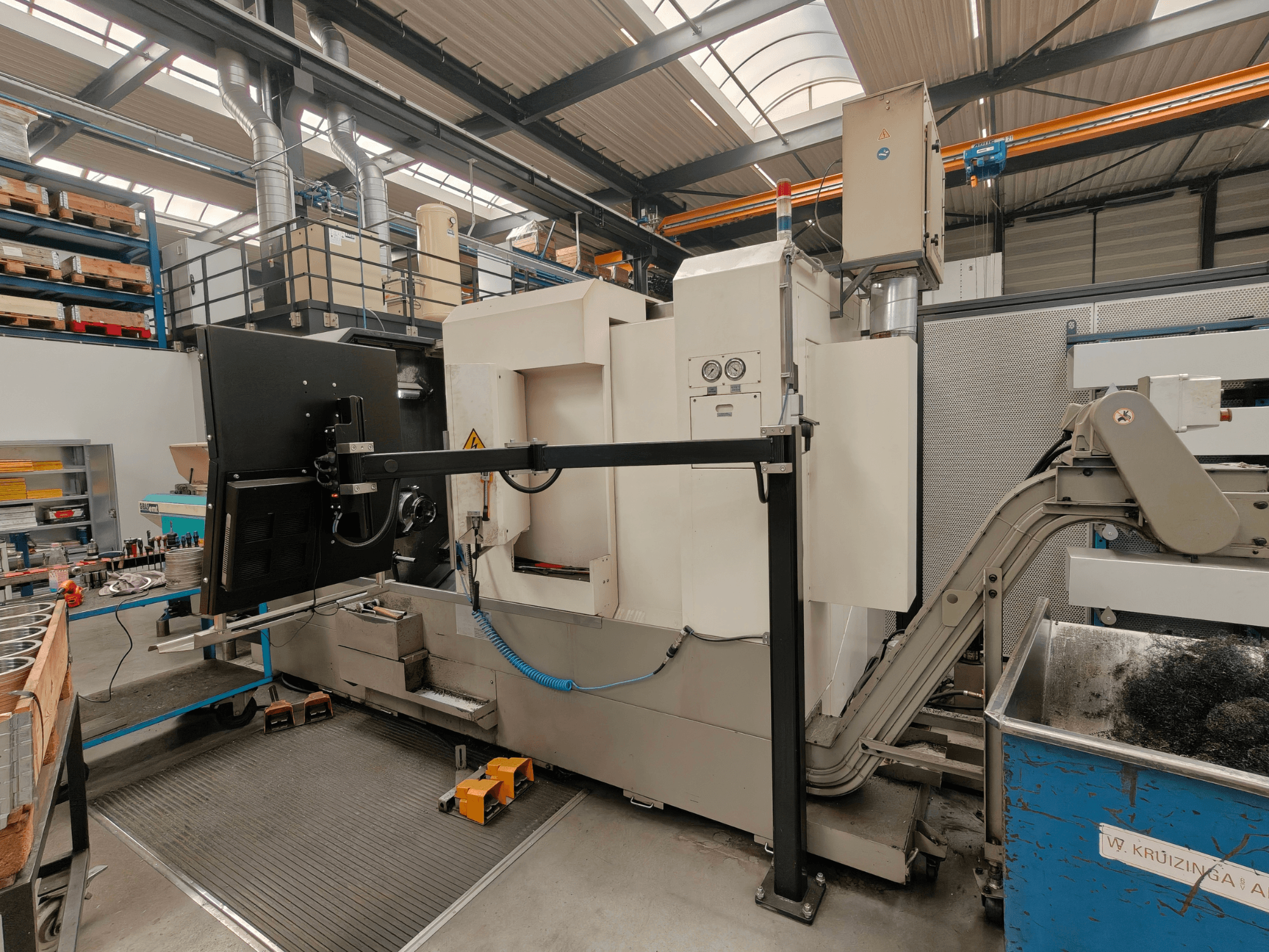 Victor Vturn A26 horizontale draaimachine, zijaanzicht, met bedieningspaneel, spanentransporteur en industriële werkruimte.