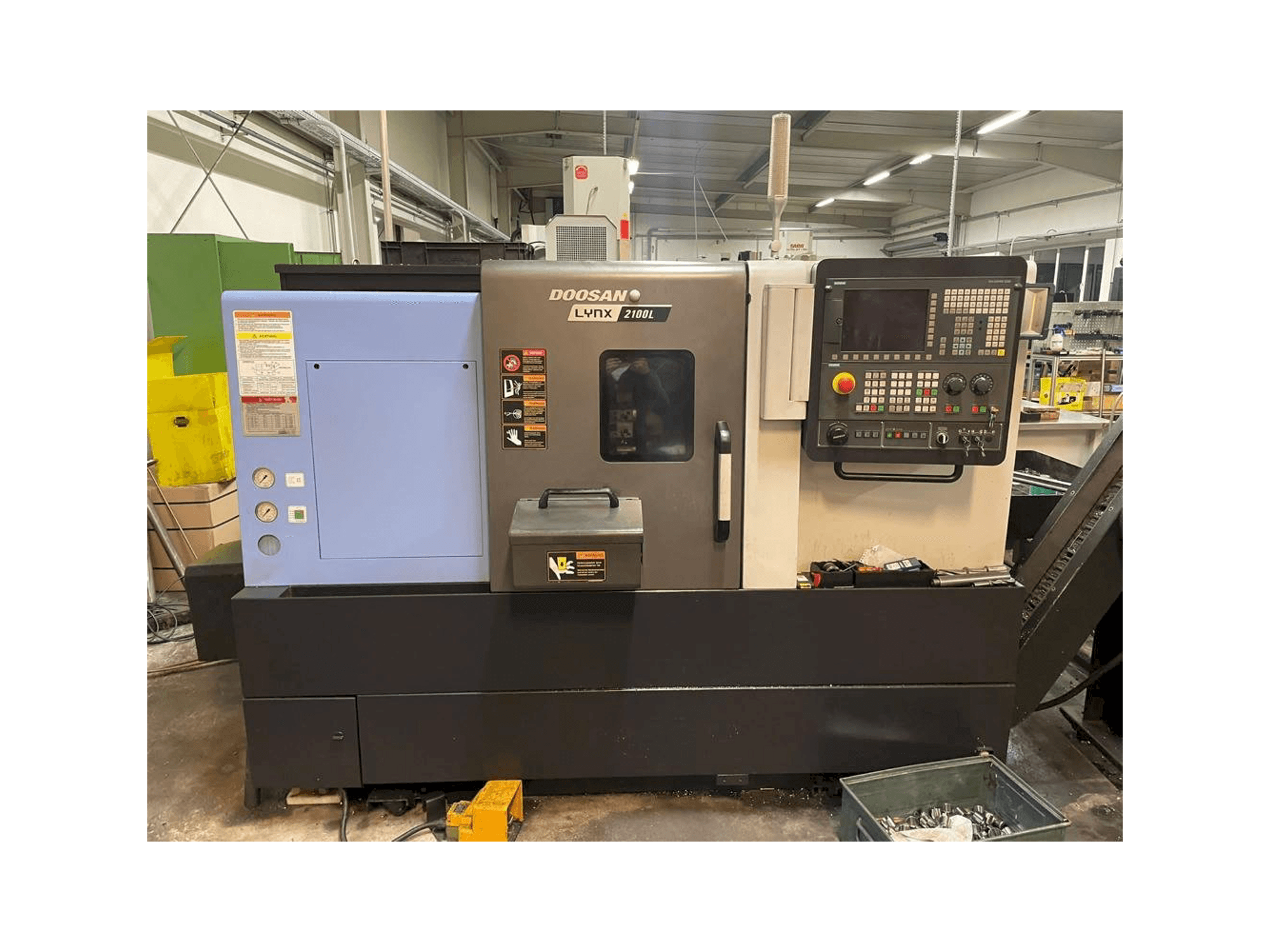 Vooraanzicht van Doosan Lynx 2100LB machine